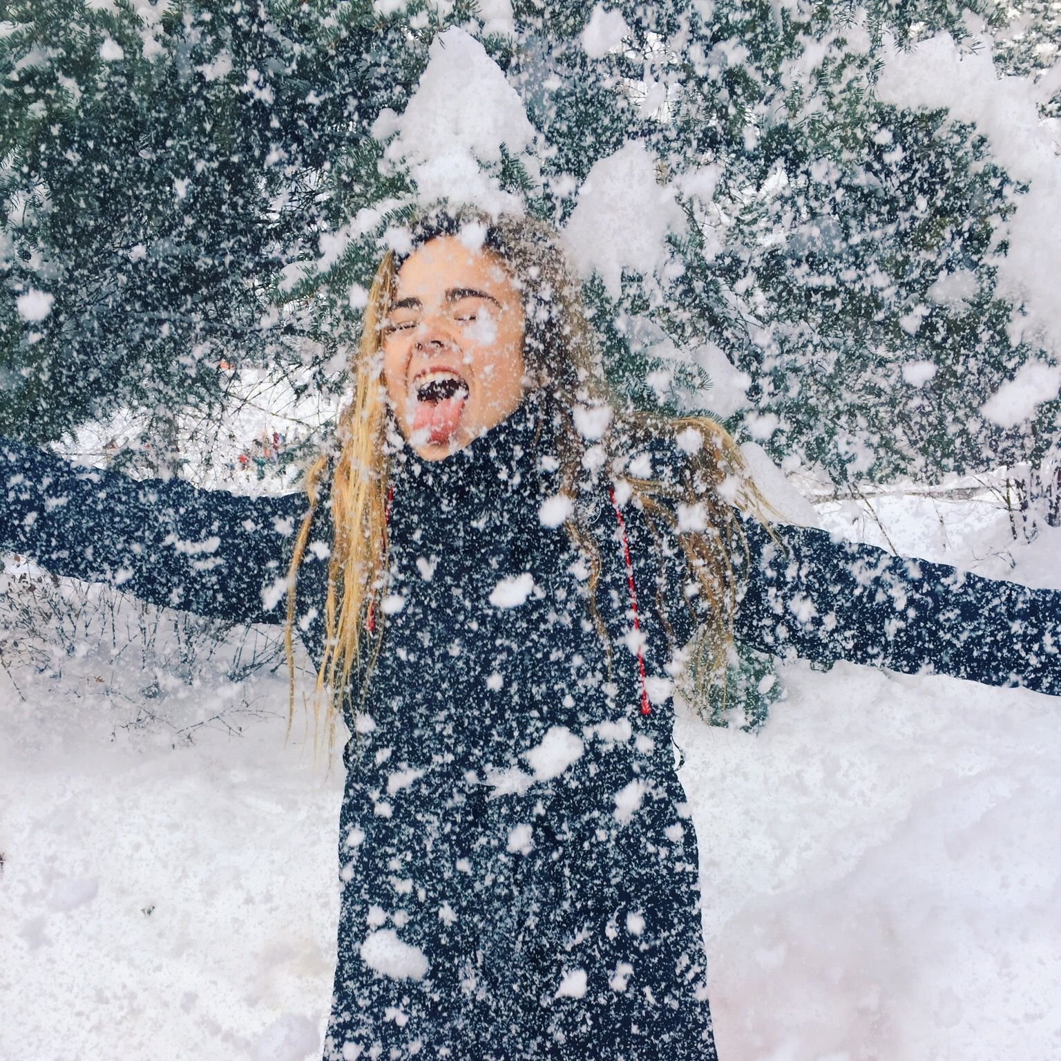 Девушка в сугробе. Зимняя фотосессия. Необычные зимние фотосессии. Фотосессия на снегу. Фотосет в снегу.