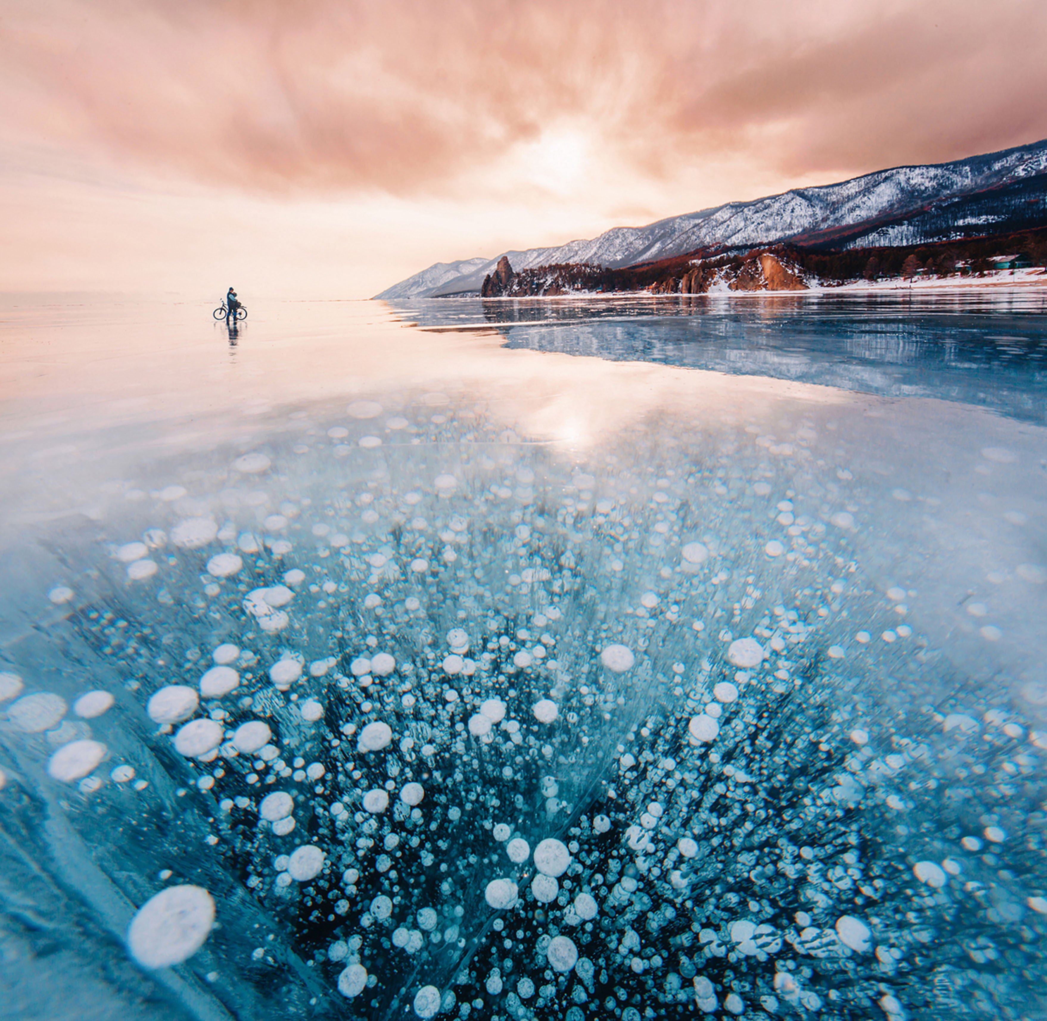 Озера озеро лед ледяной. Озеро Байкал лед. Озеро Байкал зима. Замерзшее озеро Байкал.