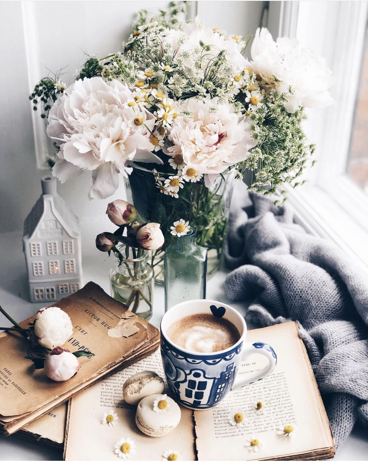 Стильное утро картинки. Утренние композиции с цветами. Нежные цветы и завтрак. Красивые композиции с кофе. Кофе завтрак цветы.