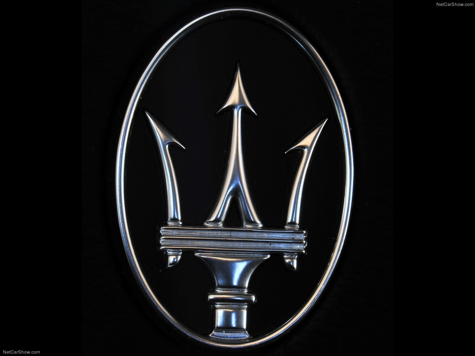 Машина знак трезубец. Трезубец Мазерати. Машина с логотипом трезубца. Maserati значок. Марка машины логотип трезубец.