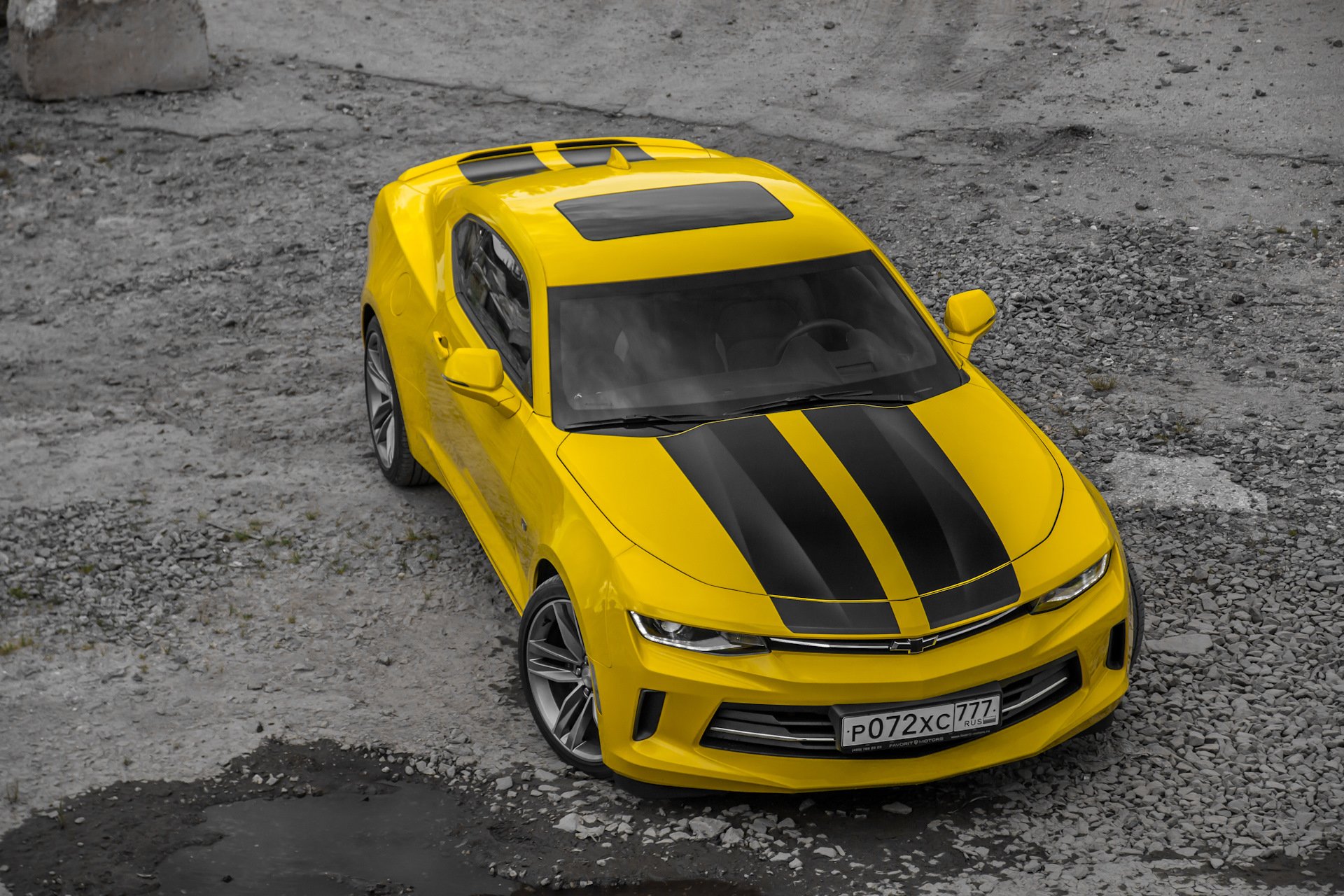 Желтая машина купить. Шевроле Камаро желтая. Шевроле Камаро жёлтая с чёрными. Chevrolet Camaro желтый. Шевроле Камаро гоночная.