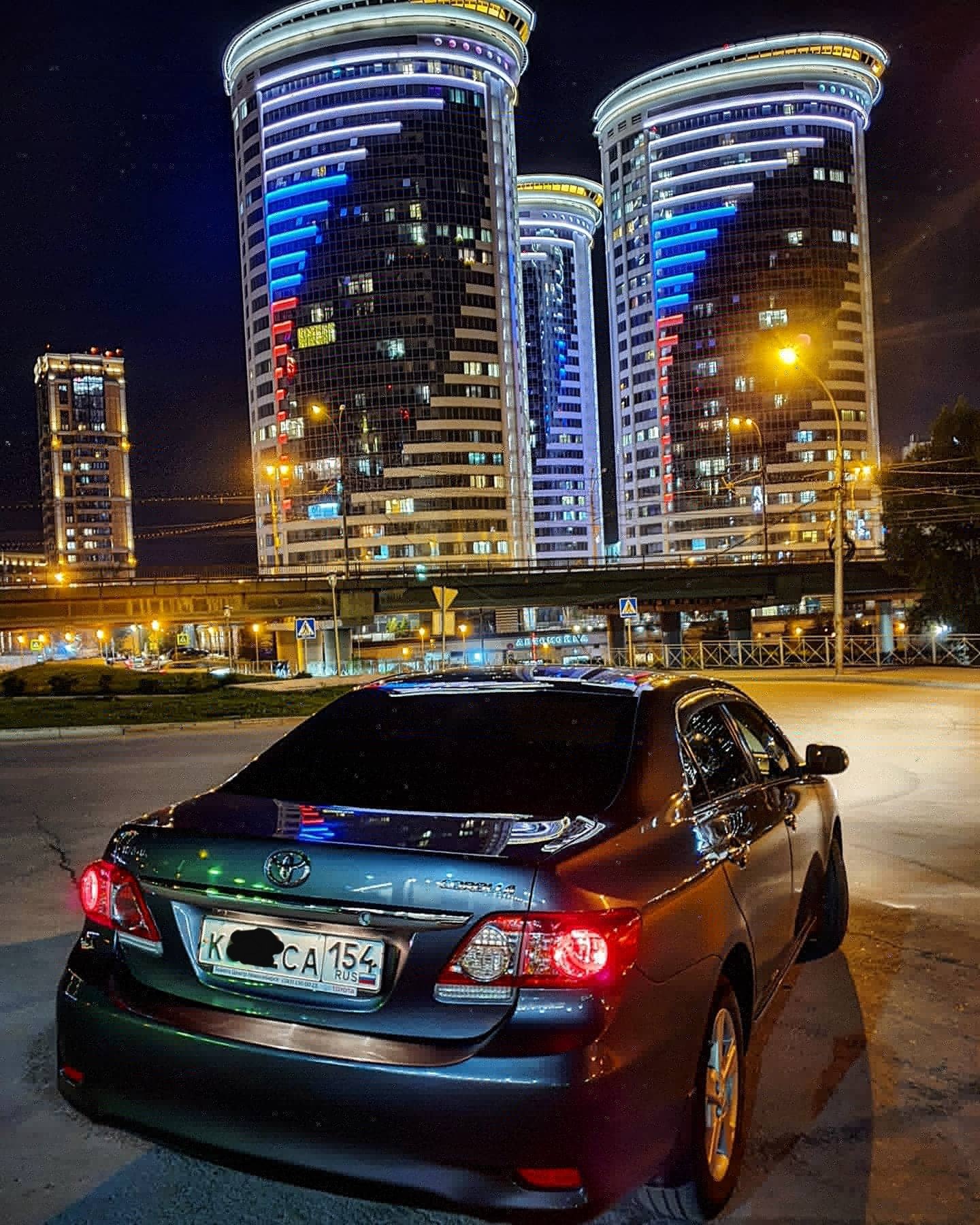 Тачки новосибирск. Красивые машины в ночном городе. Машина ночью. Ночной город машина. Машина ночь город.