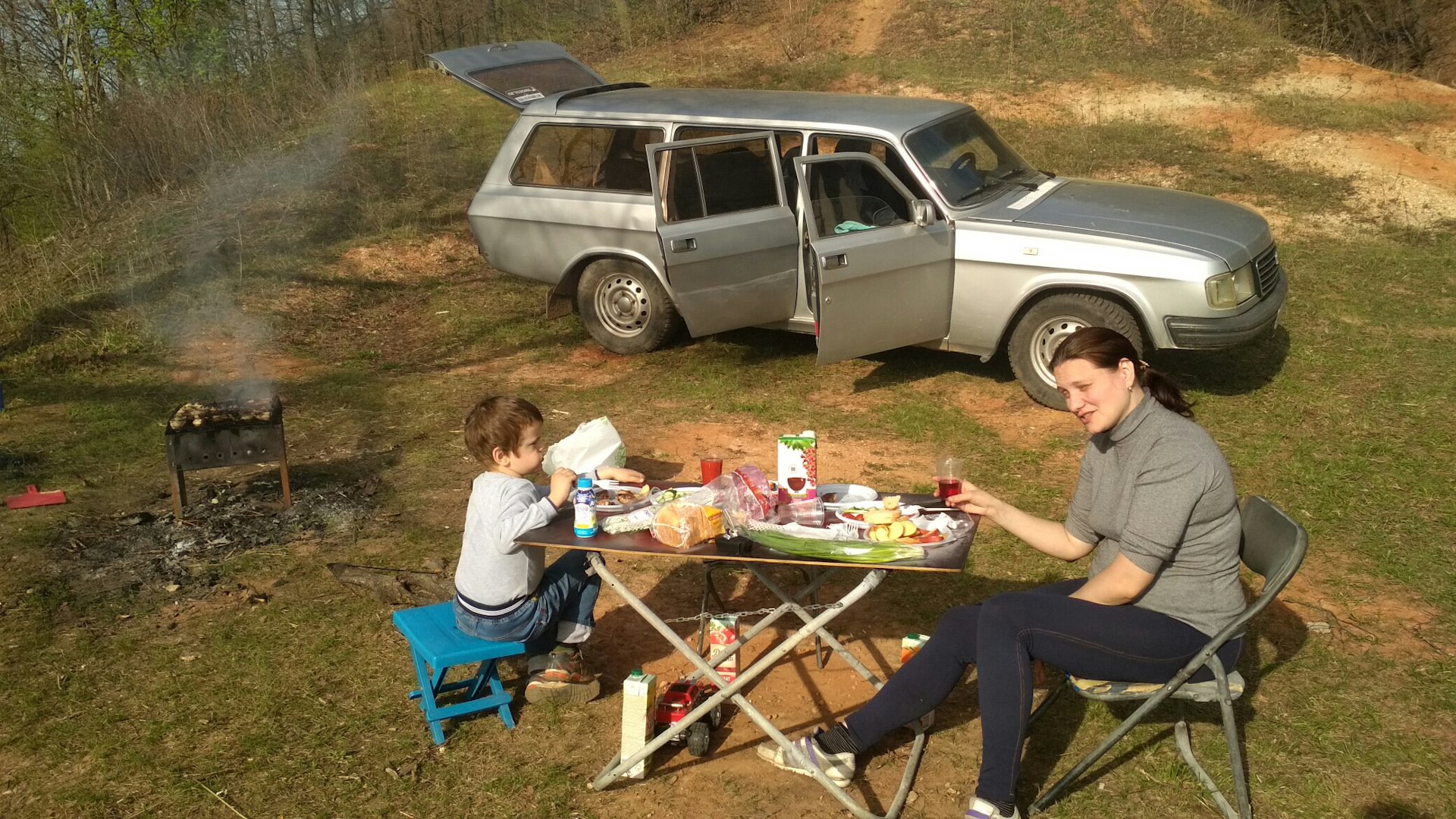 Машина пикник. Автомобиль на пикнике. Пикник в машине. Пикник в багажнике. Семья на пикнике.