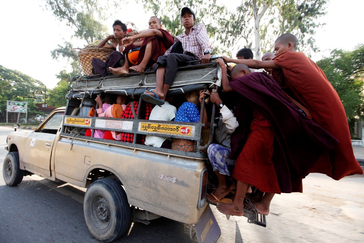 Перевозка людей в грузовом автомобиле. Машины в Индии. Перегруженный транспорт. Нагруженная машина. Машина битком.