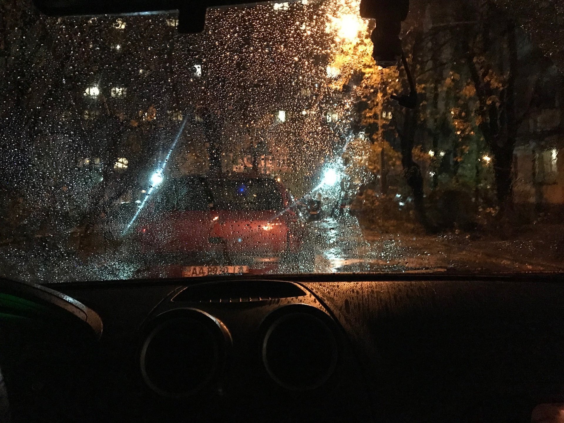 Фото с окна машины в дождь