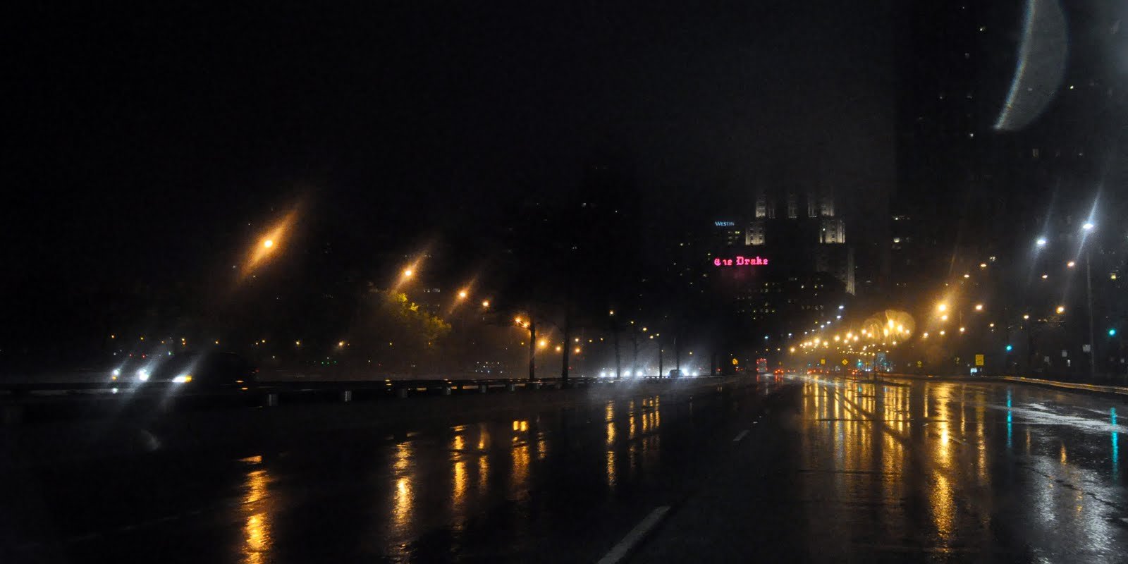 Вид из машины ночью в дождь