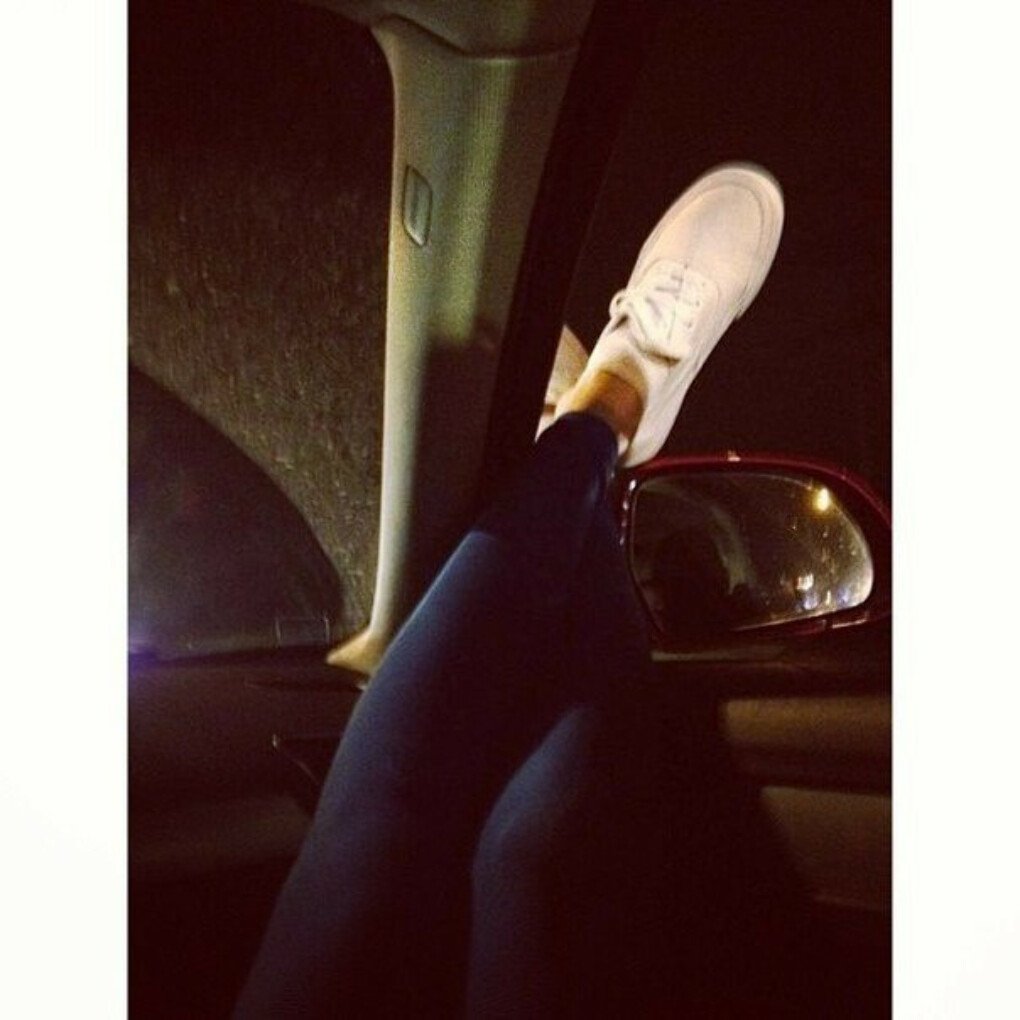 Женские ноги в машине - 29 фото