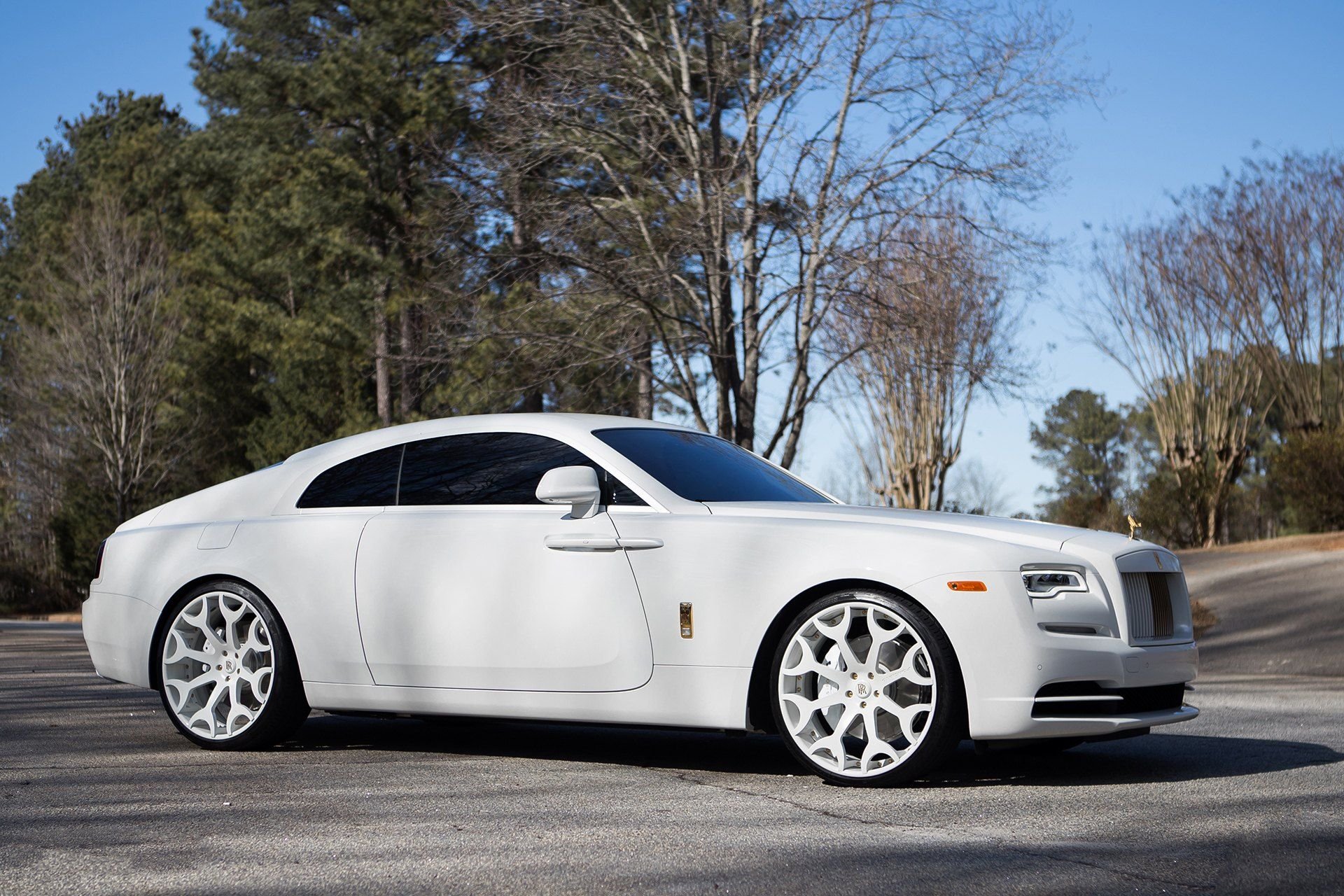 White roll. Rolls Royce Wraith белый. Rolls Royce Wraith купе. Rolls Royce Wraith Forgiato White. Роллс Ройс купе белый.