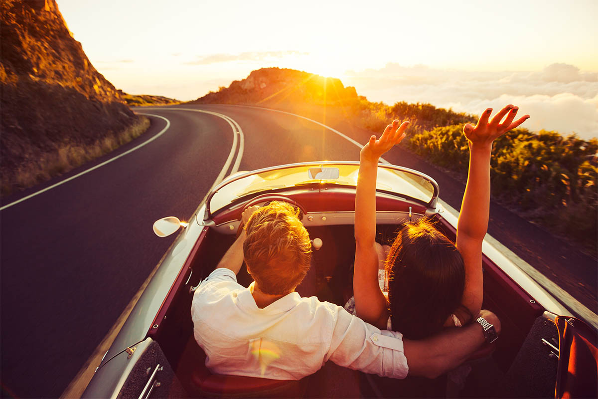 Песни дорога к счастью. Пара в кабриолете. Парень и девушка путешествуют. Путешествие на машине. Парень с девушкой в кабриолете.