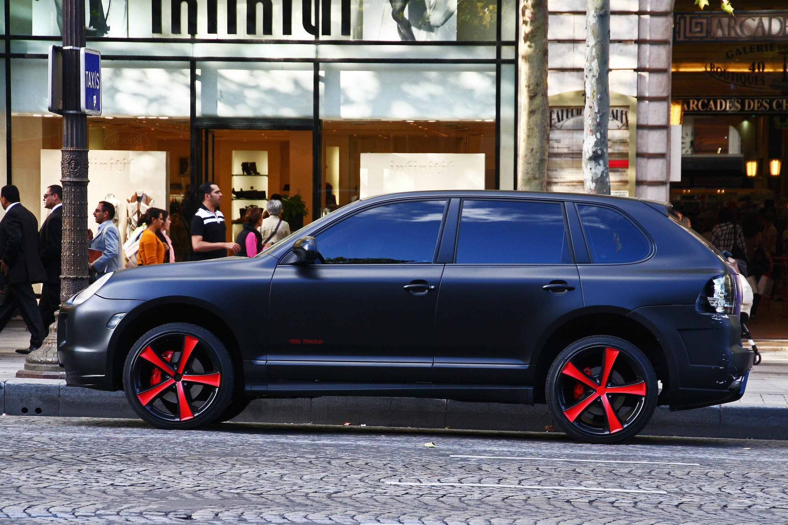 Porsche Cayenne красный черные диски