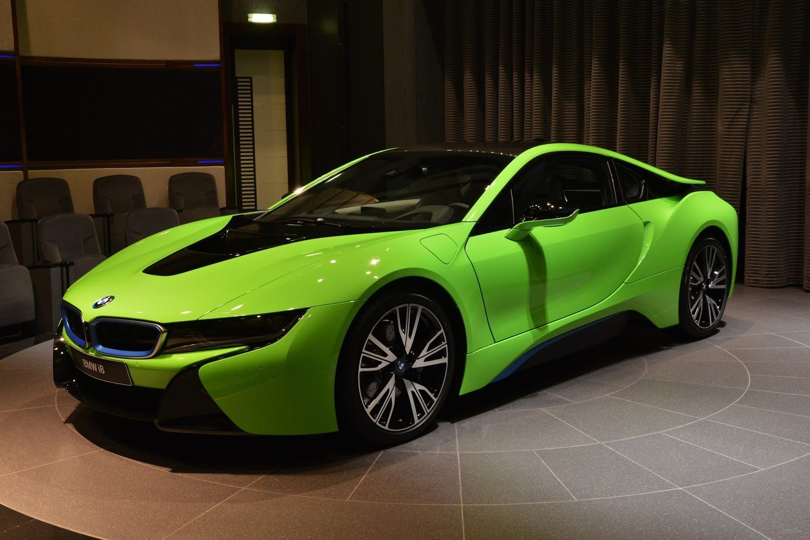 Зеленый свет машина. BMW i8 зеленая. БМВ i8 салатовая. BMW i8 Lime Green. БМВ ай 8 зеленая.