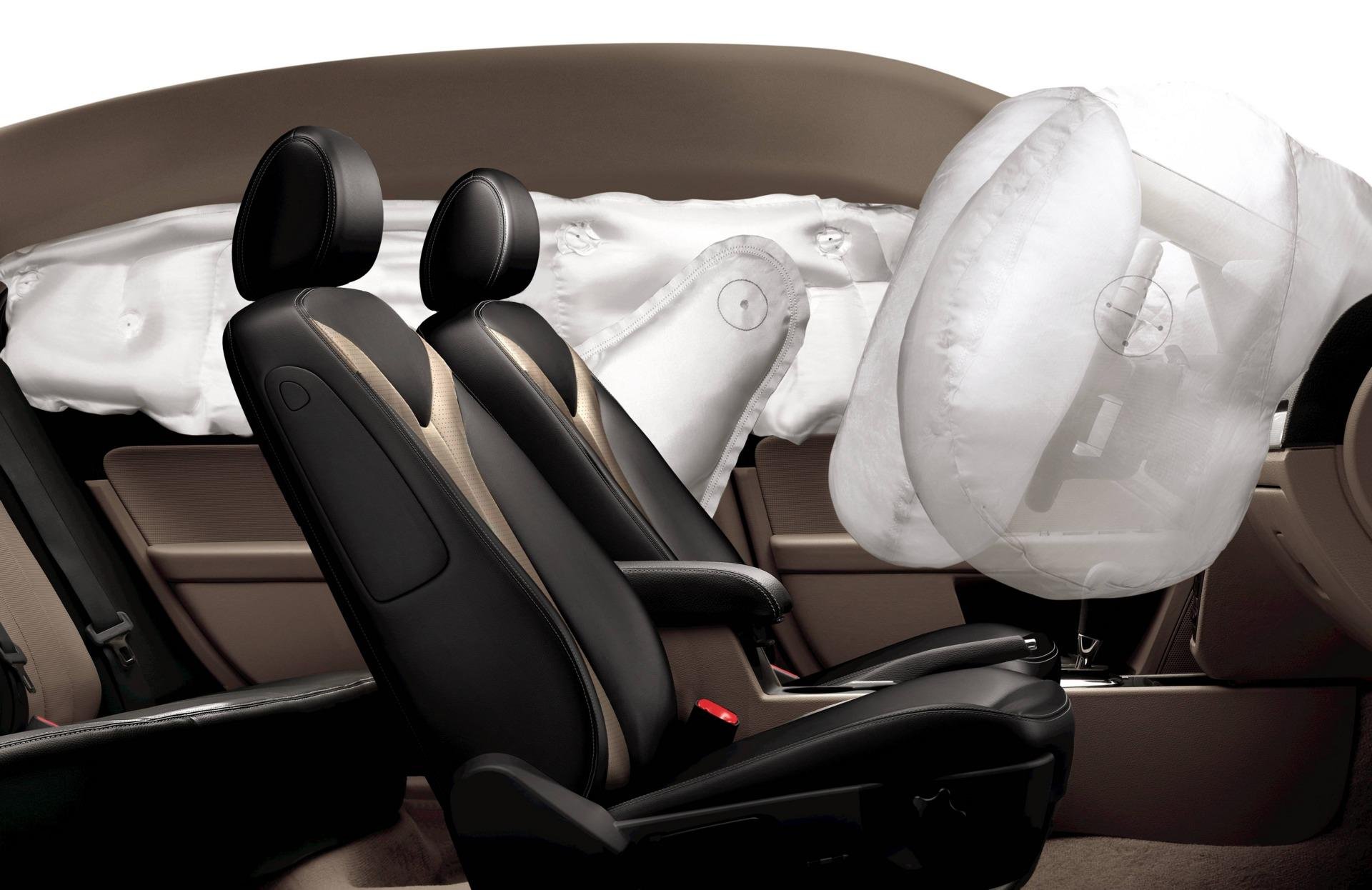 Подушка на пассажирское сиденье. Подушка безопасности. Подушки безопасности в автомобиле. Коленная подушка безопасности. Airbag машина.