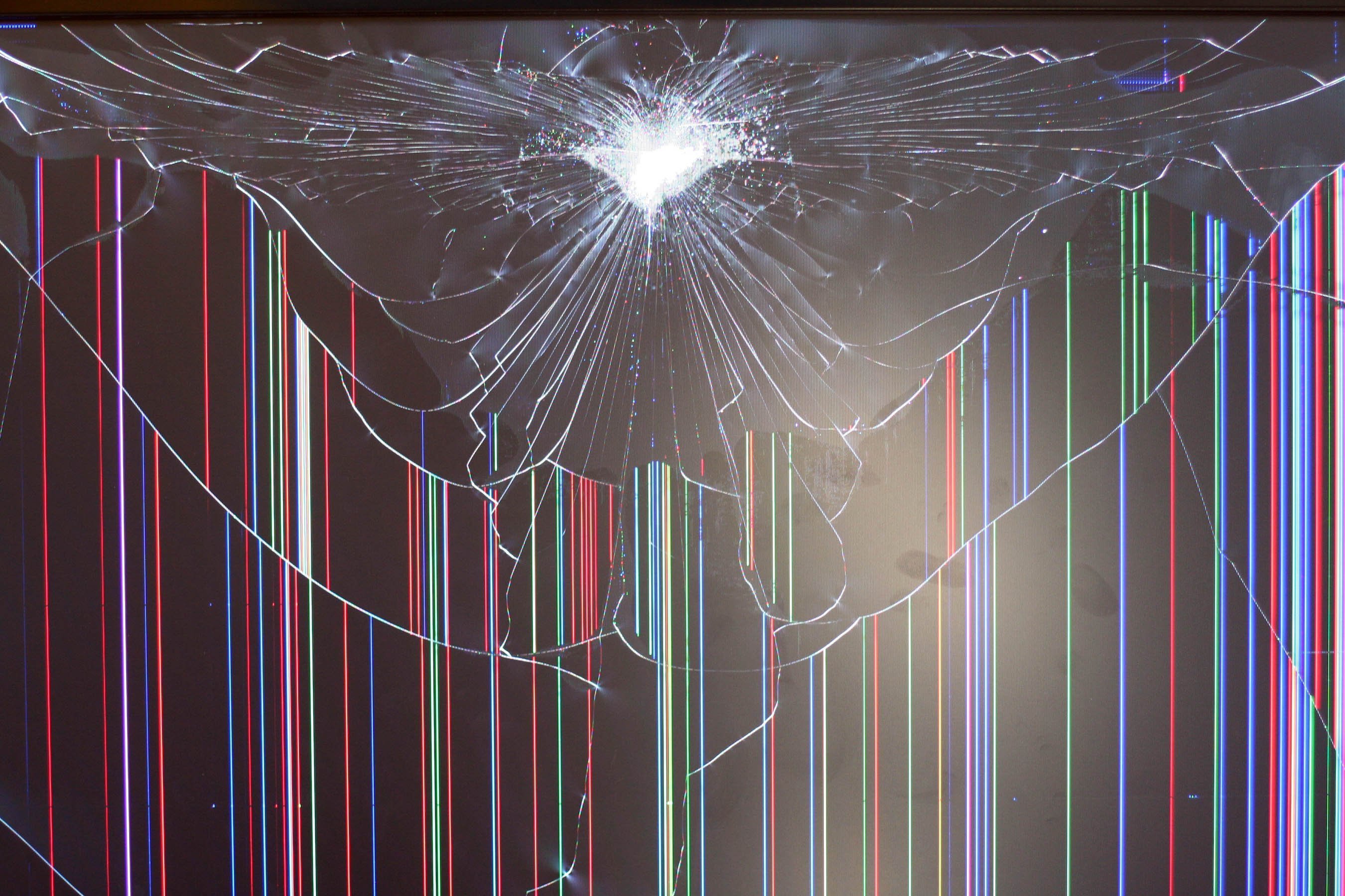 Трещина на телевизоре. Разбитый экран. Разбитый монитор. Фон разбитого экрана. Разбитый экран обои.
