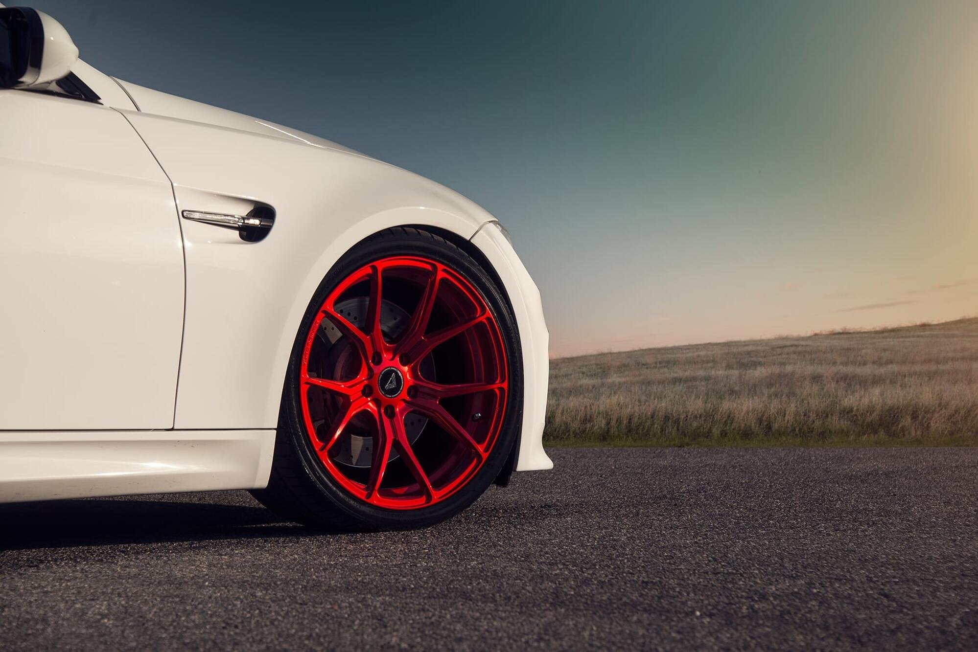 Какие диски колес лучше. BMW e92 m3 Candy Red. Диски Vorsteiner BMW. Vorsteiner r18 на красной Ауди а4. BMW e92 красные суппорта.