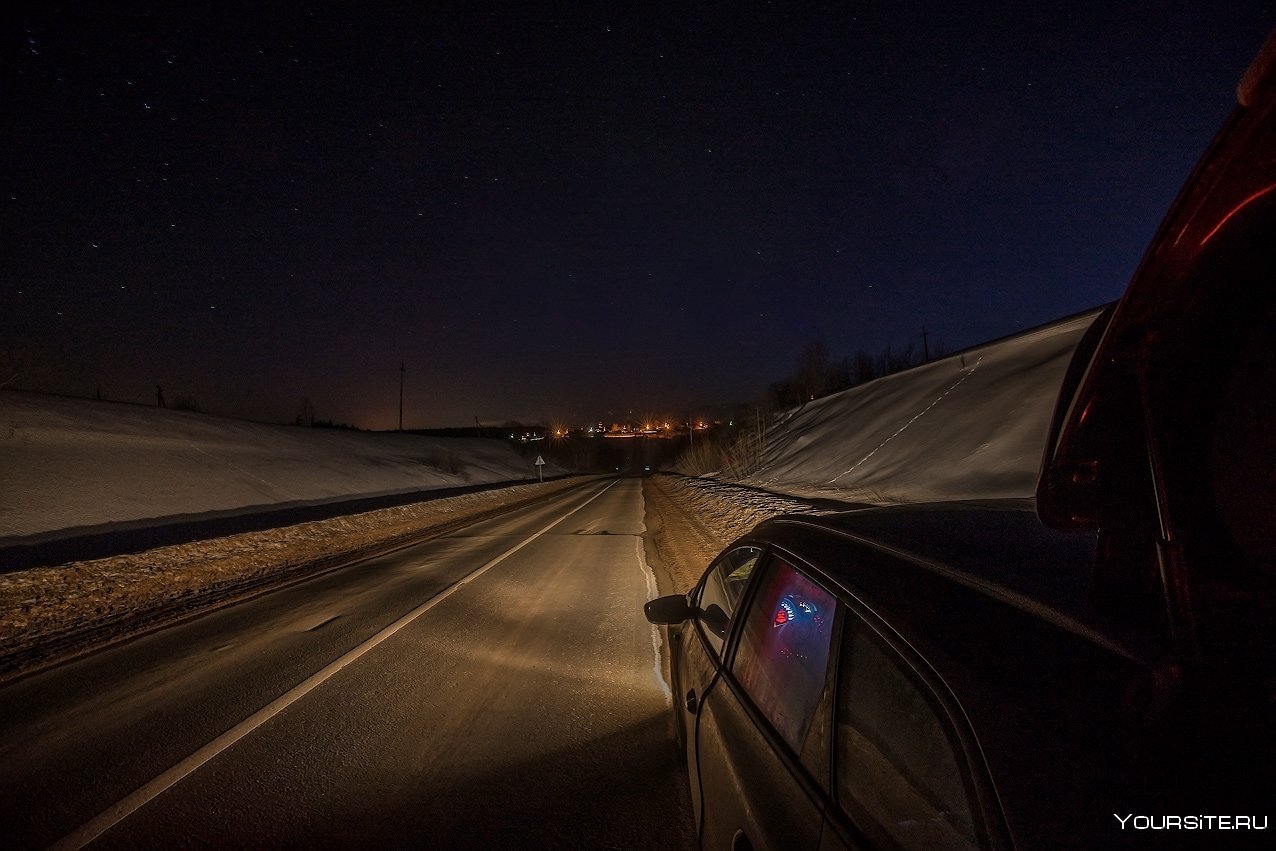 Вечер ехать дорога. Машина ночью на дороге. Ночная дорога. Вид с машины на дорогу ночью. Ночь трасса машина.