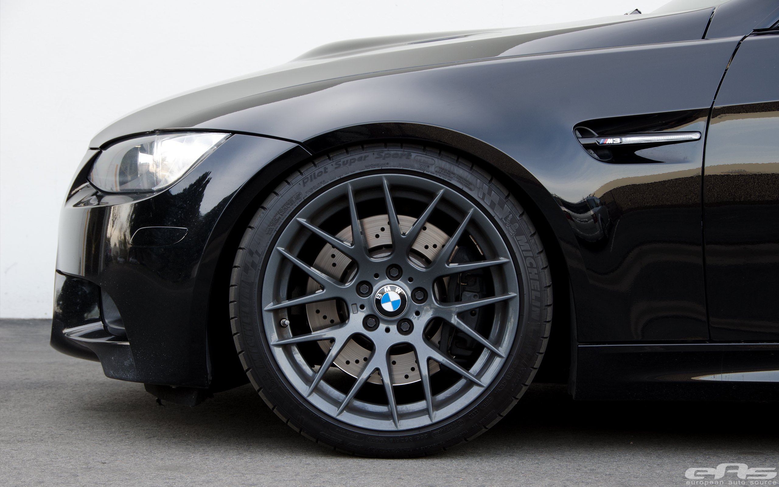 Черные суппорта на черной машине. BMW 3 e92 колеса. Диски графитовые BMW e92. Black e92 m3 BMW Performance. Диски BMW m3 e92.