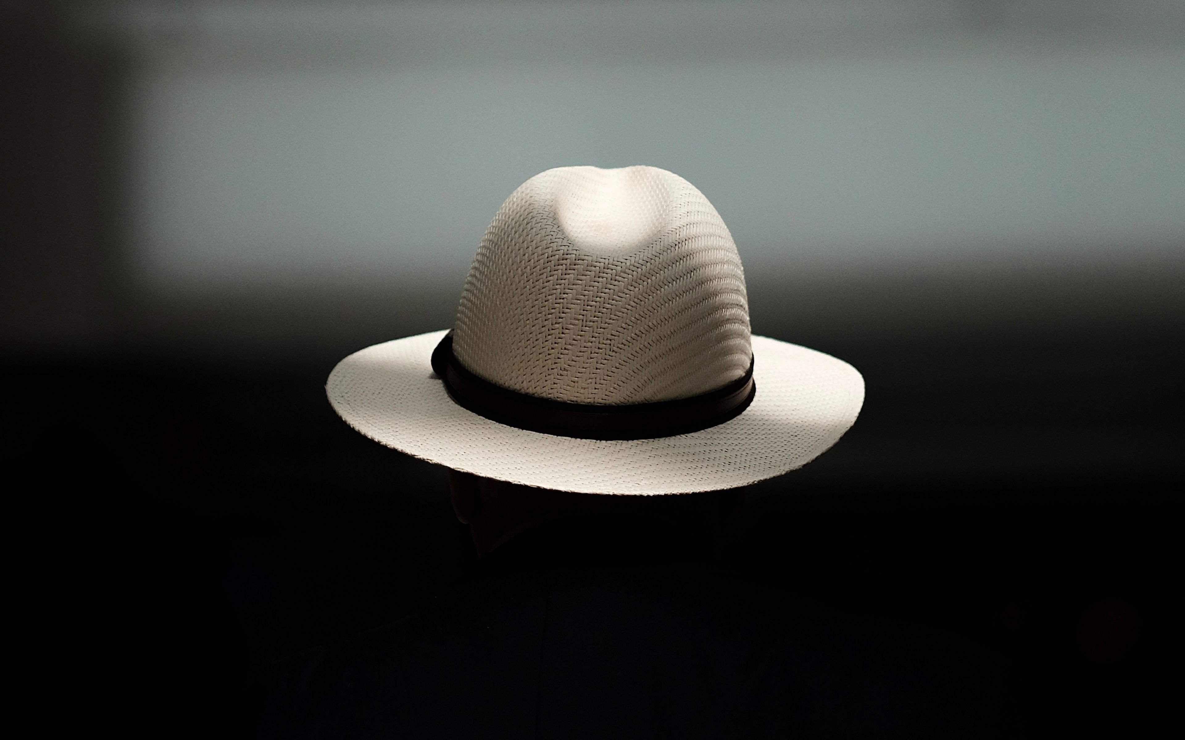 Обои шляпа. Шляпа на столе. Шляпа черная. Шляпа Минимализм. Обои со шляпой.