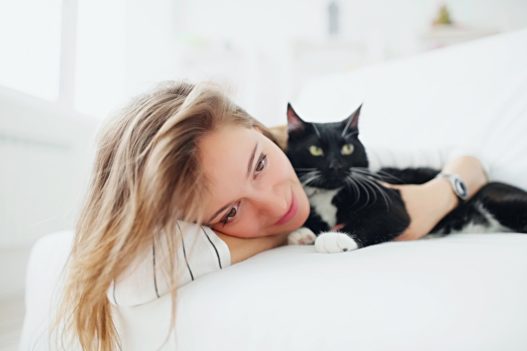 Расслабленная кошка. Девушка с котиком. Девушка с котом на кровати. Женщина с кошкой. Кот лежит на девушке.