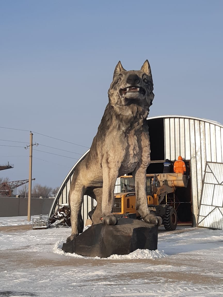 Большая скульптура волка