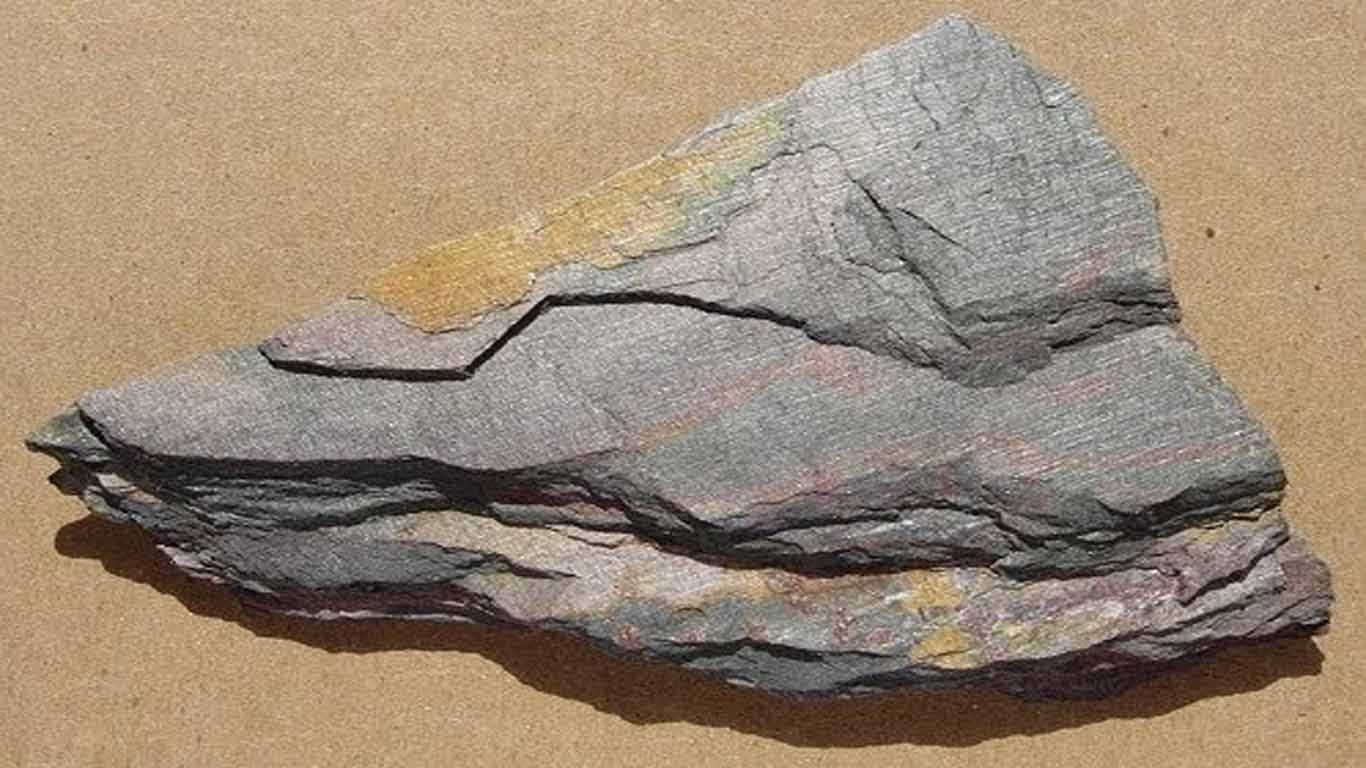 Камень скалистой породы