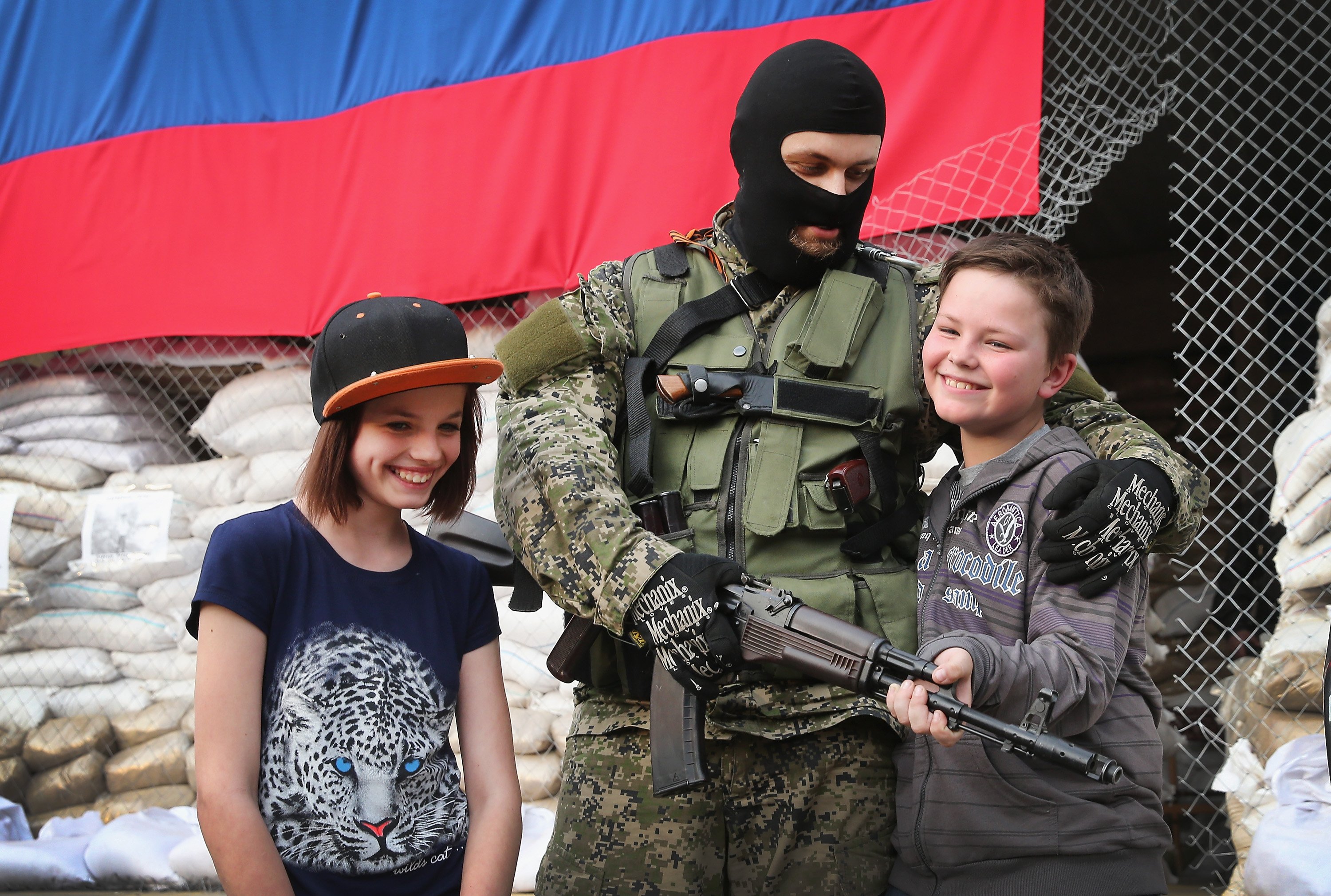 Люди которые помогли россии. Военный с ребенком. Российский солдат с ребенком. Солдаты Донбасса.