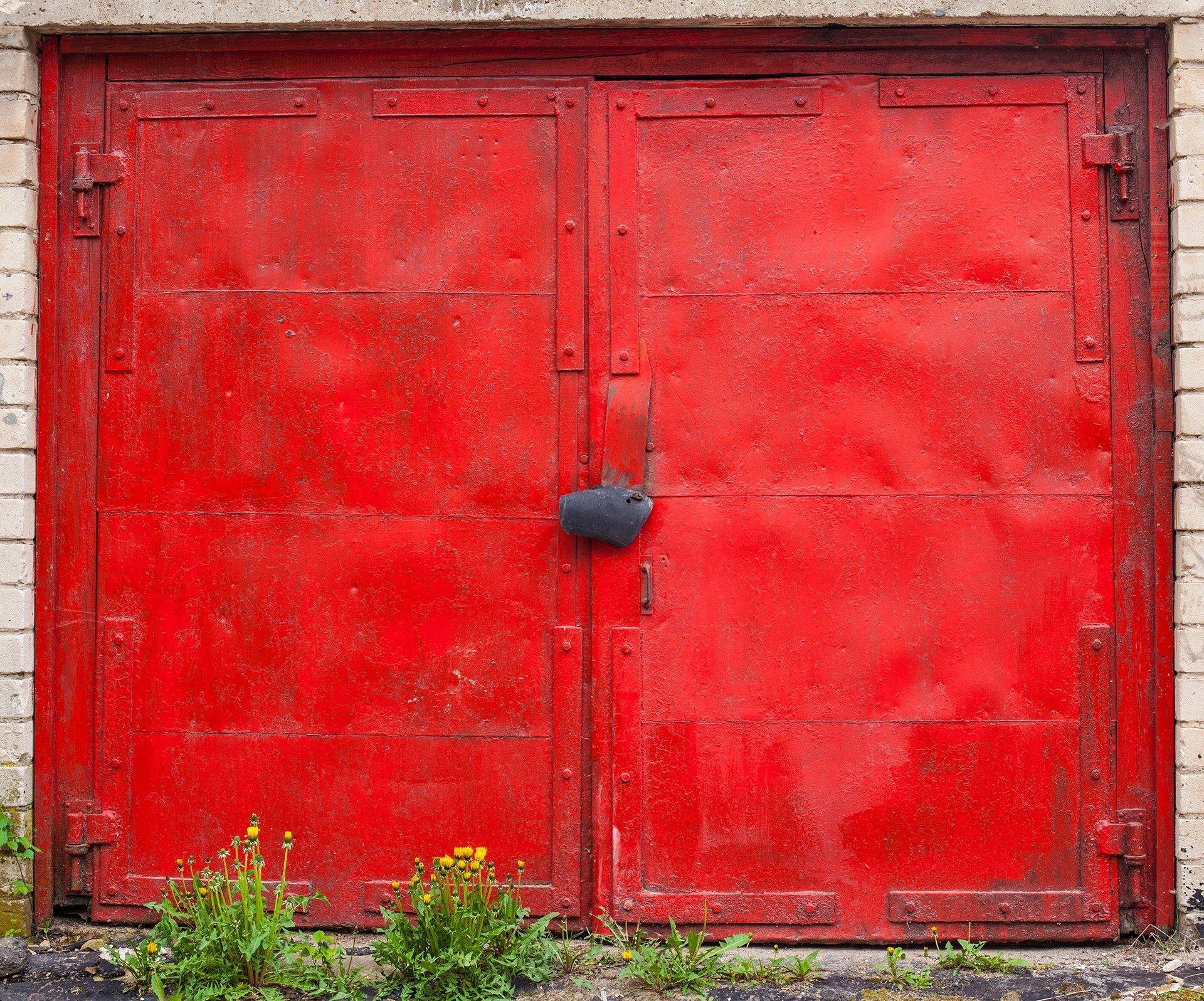 Двери в гараж. Распашные ворота для гаража. Старые металлические ворота. Гаражные ворота текстура. Дверь в гараж.