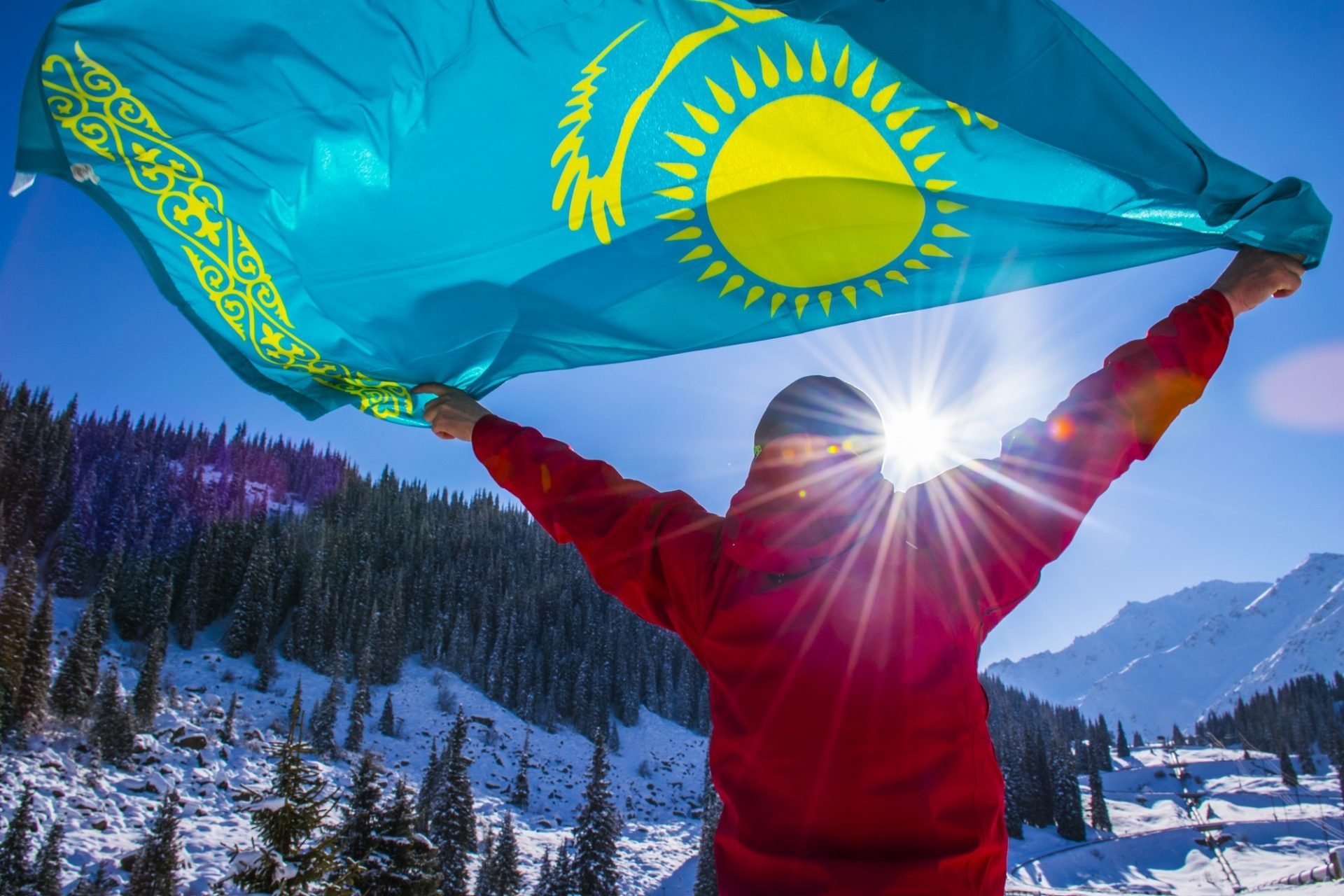 Жастар мен. Казах флаг Казахстана. Человек с казахстанским флагом. Парни с казахским флагом. Казахский флаг в горах.