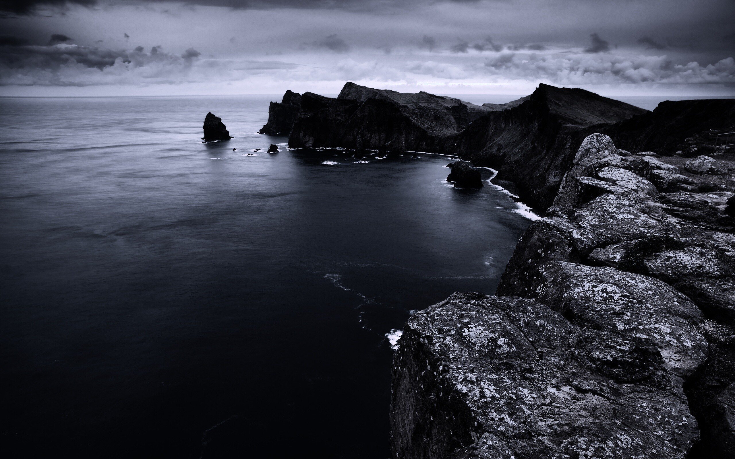 Черный камень черной воде. Черная cкала. Море скалы. Темное море. Мрачное море.