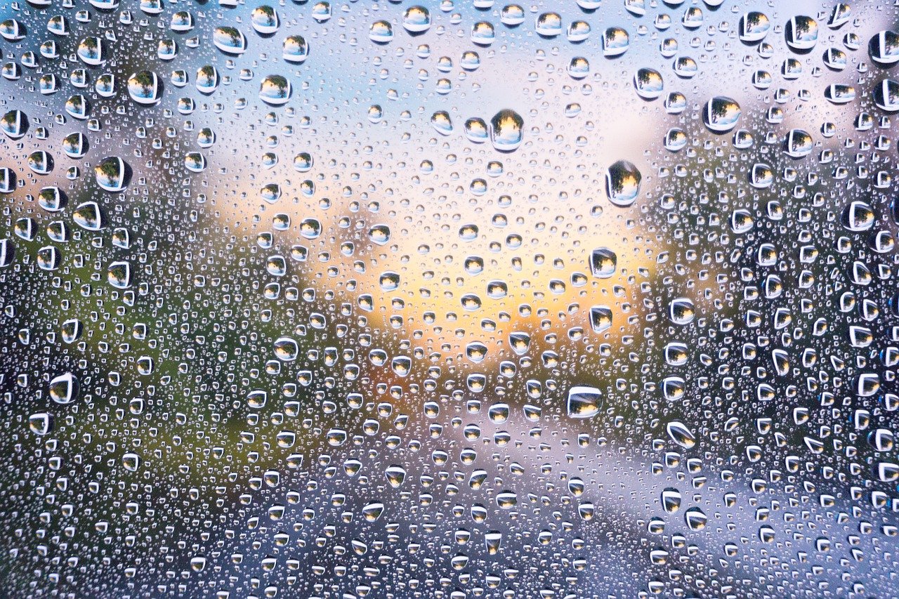 В окна стучали крупные дождевые капли. Капли на стекле. Капли дождя. Капли дождя на стекле. Капли дождя на окне.