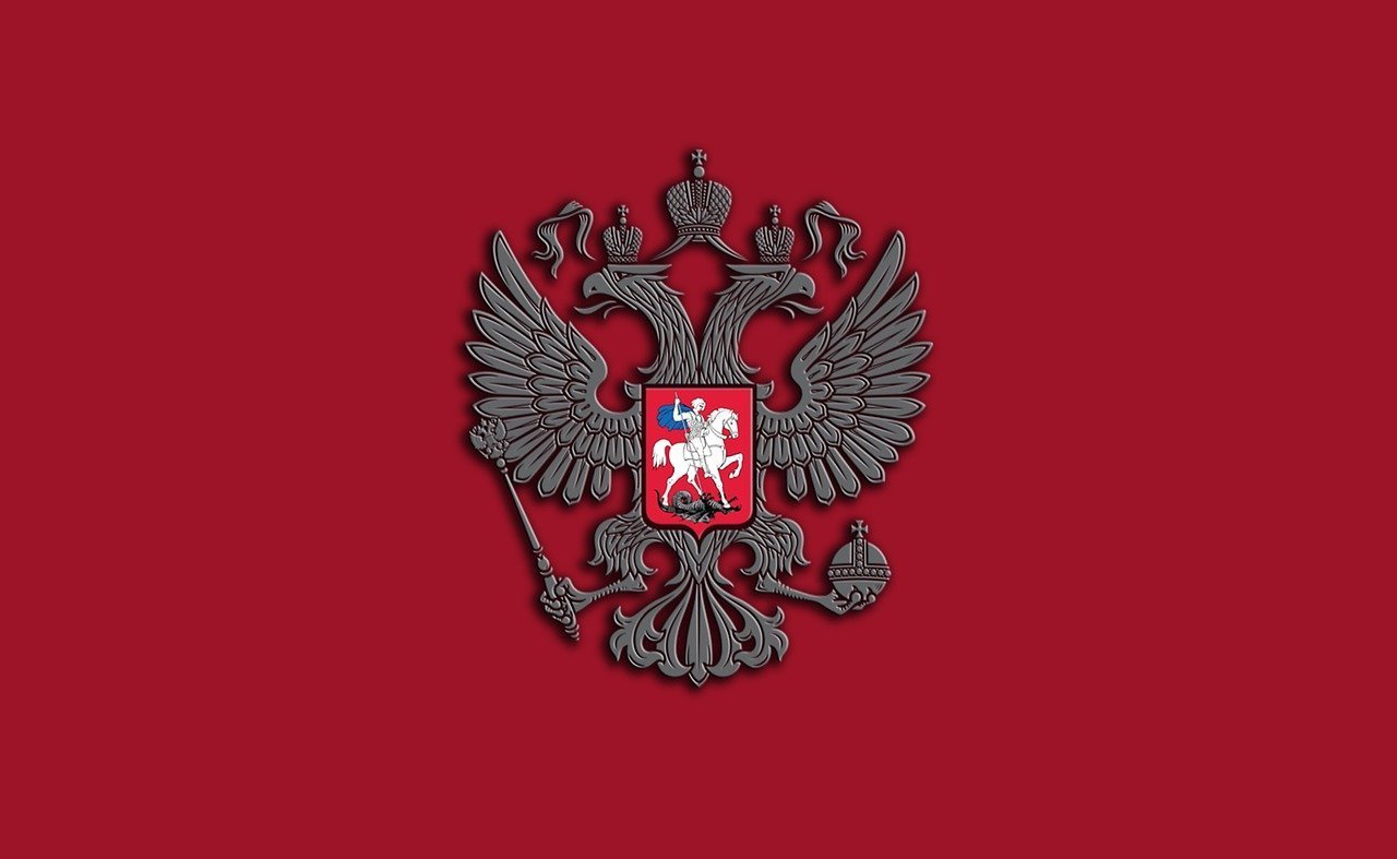 Красный флаг с двуглавым орлом Россия