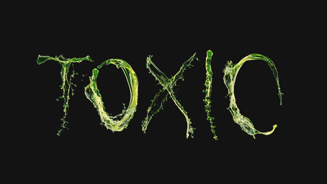 Зе токсик. Зелено черный фон. Токсик. Toxic надпись. Кислотная надпись.