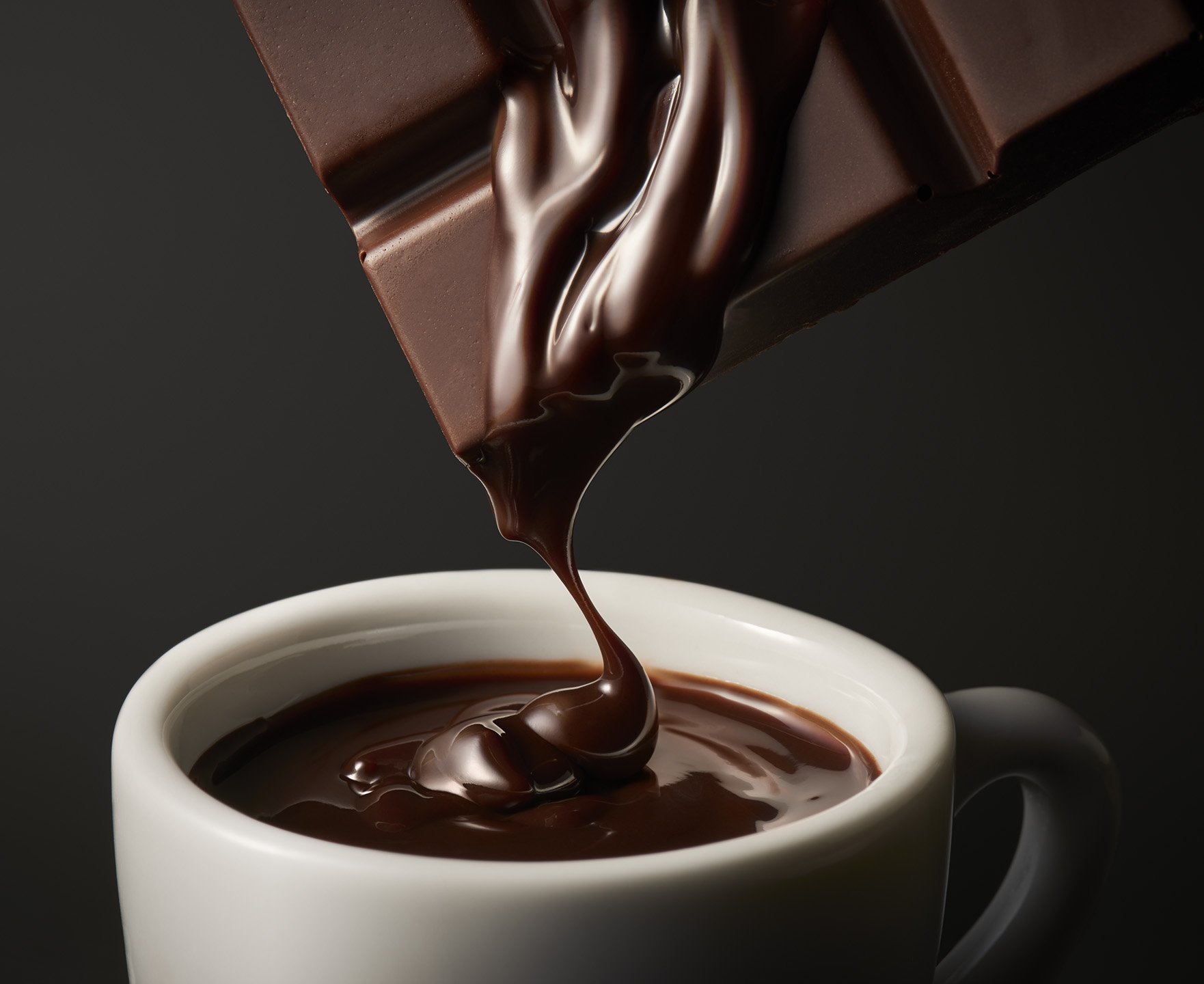Coffee i chocolate. Горячий шоколад. Кофе и шоколад. Кофе с шоколадкой. Красивый кофе.