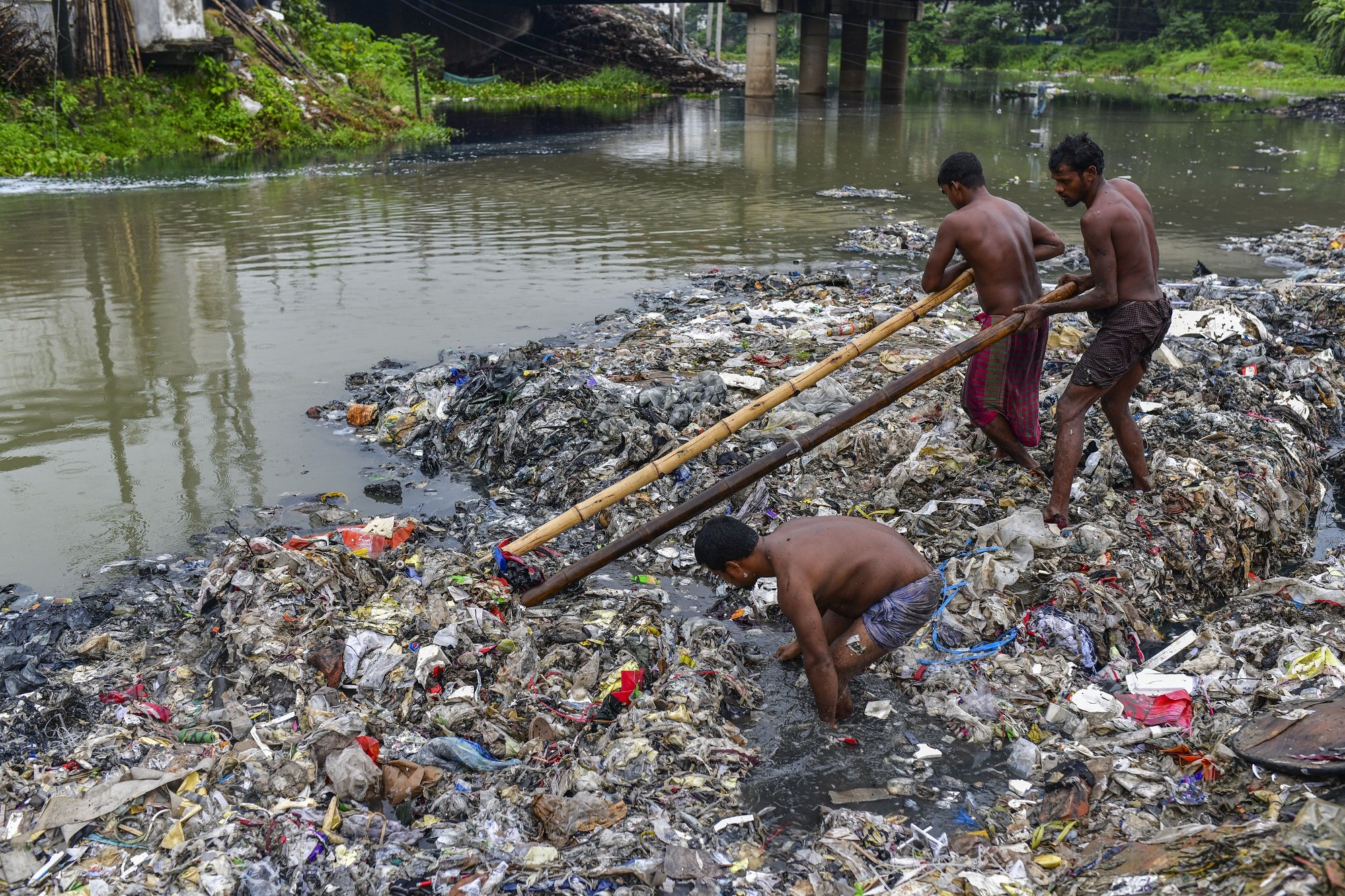 Грязная работа. Дакка (Бангладеш) загрязнение. Река Буриганга Бангладеш загрязнение. Ганг река Дакка. Бангладеш чистильщик каналов.