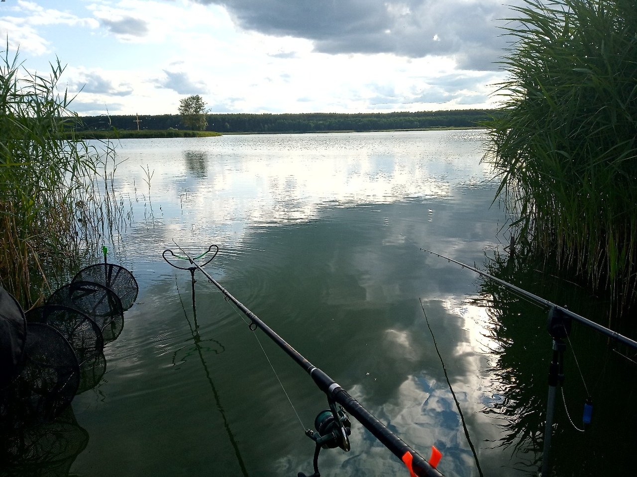 Рыболовный в озерах. Рыбалка на озере. Рыба в озере. Рыбак на озере. Рыбацкое озеро.