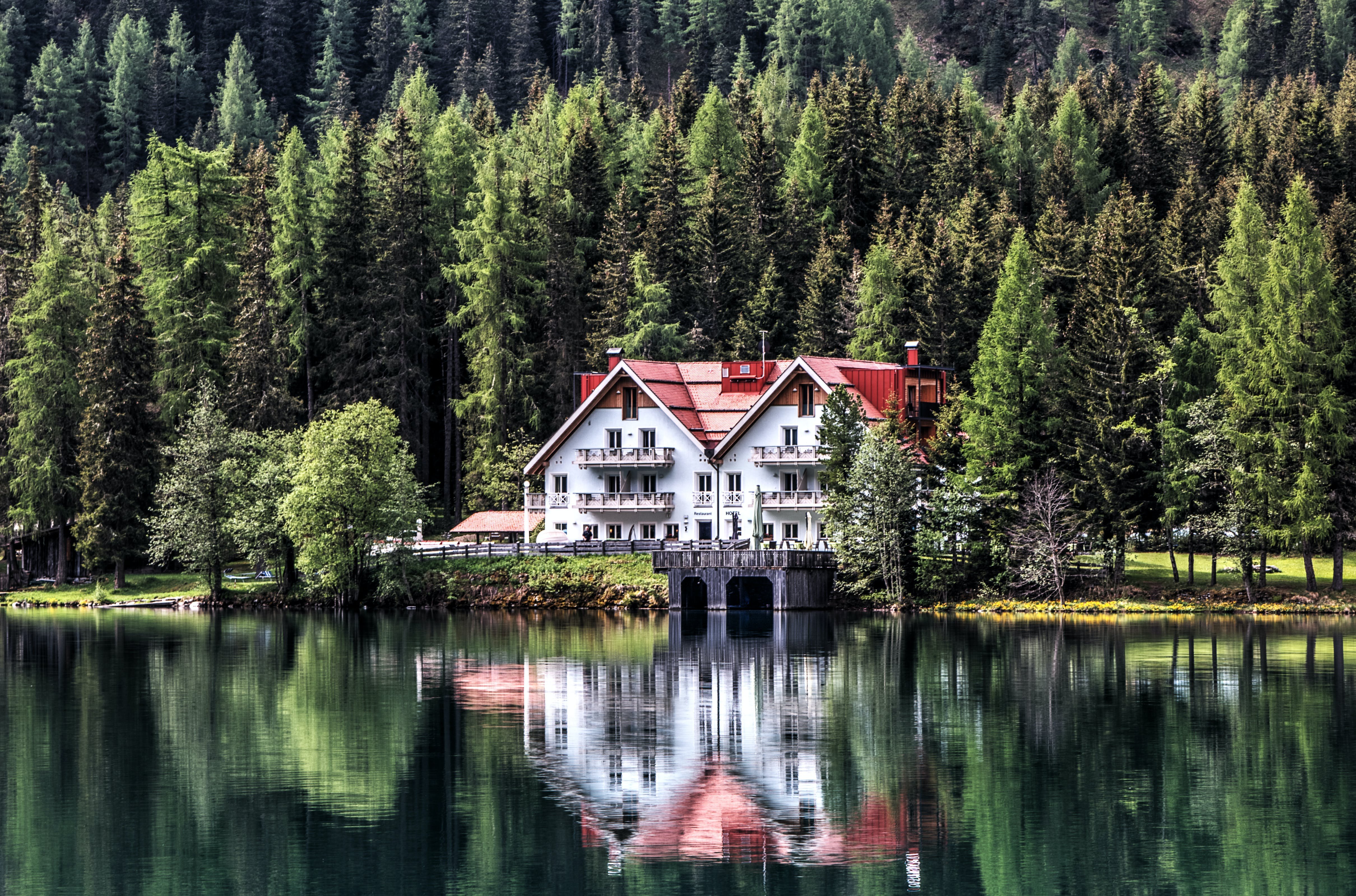 Дом на берегу озера. Фахверк Швейцария горы озеро лес. Дом у озера штат Монтана. Фахверк в Швейцарии в горах. Дом у озера Швейцария.