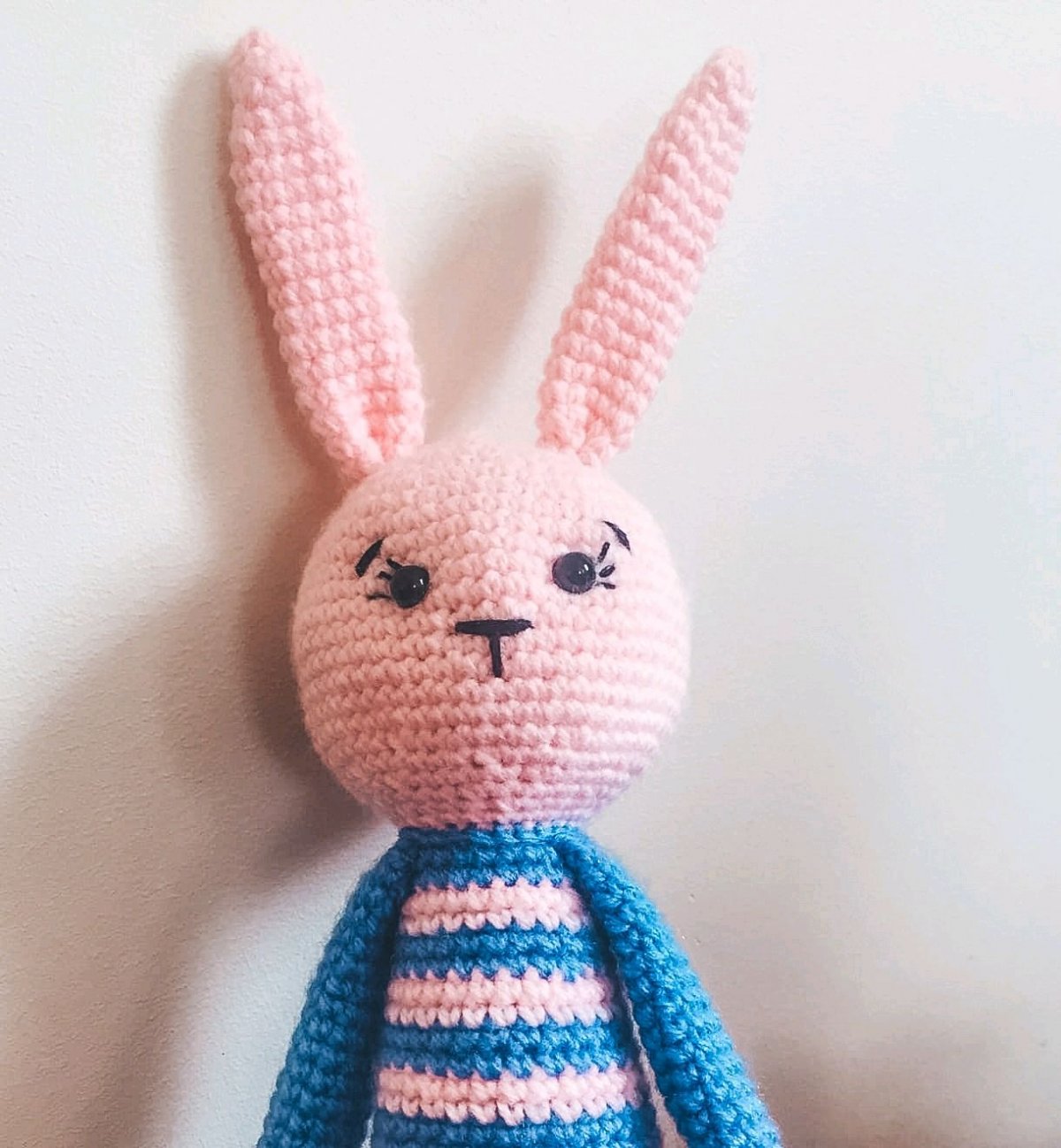 Вязаная игрушка заяц