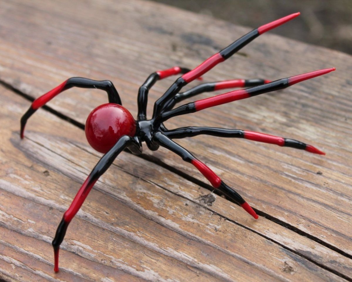 Красный паучок с крестом