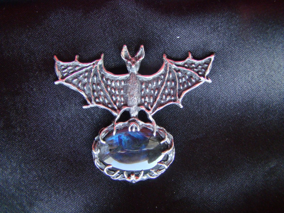 Летучая мышь аппликация красная