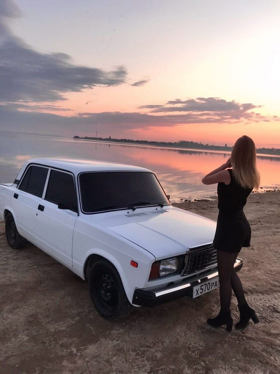 Мерседес синий е БМВ