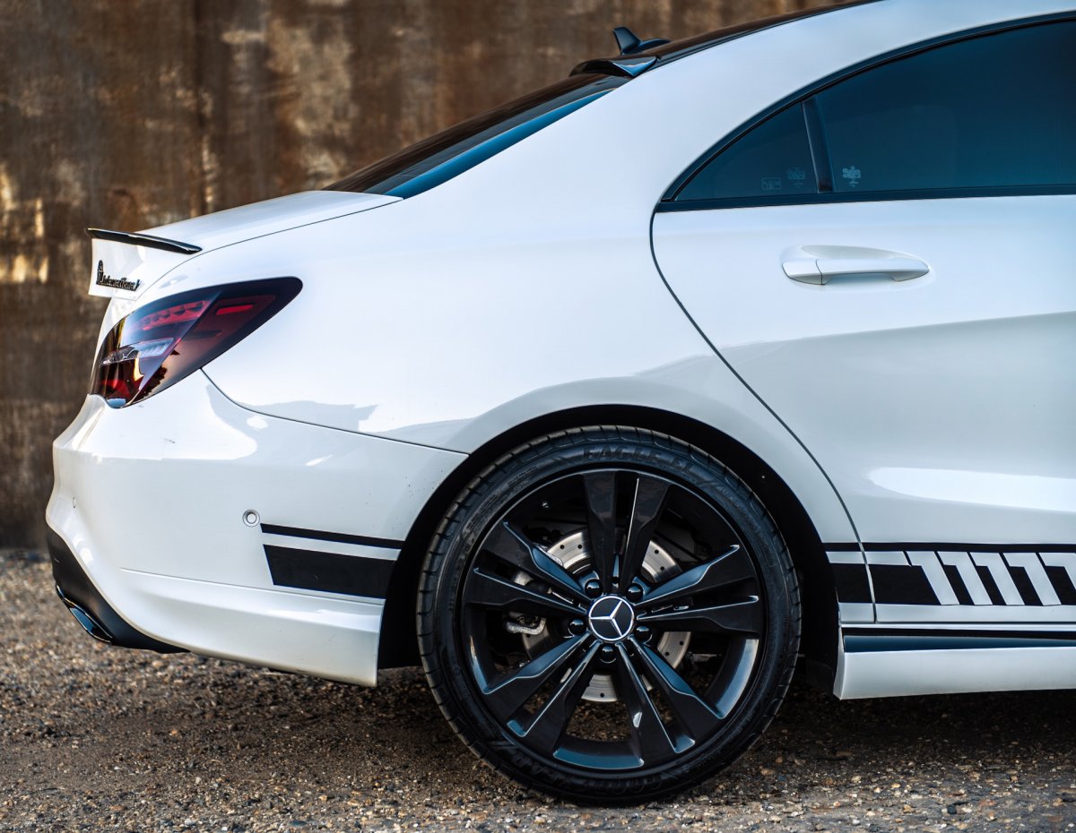 Диски на белой машине