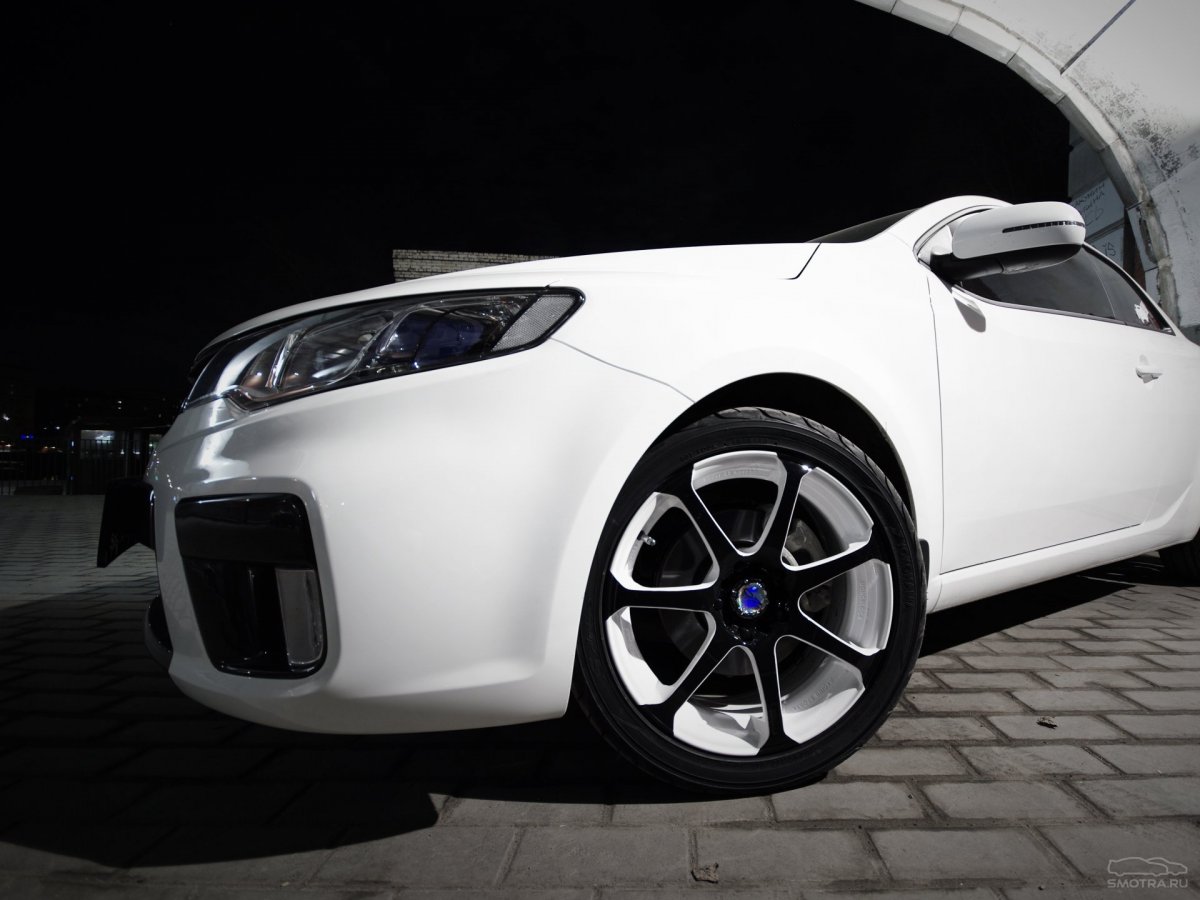 Белая машина на хром дисках