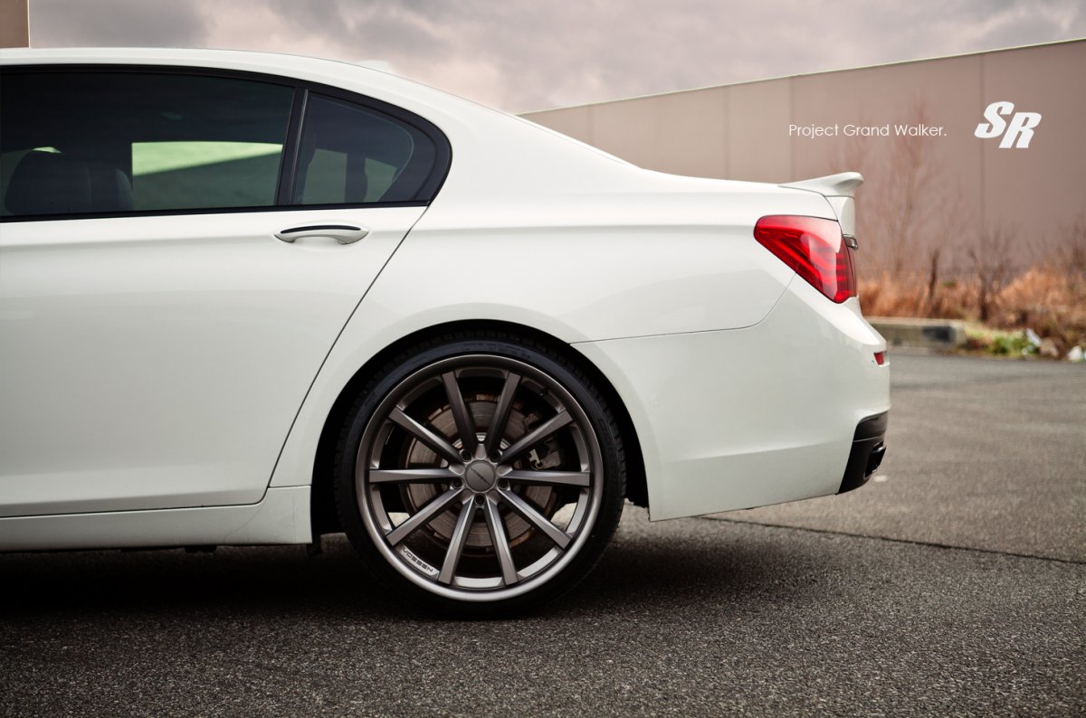 Диски на белой машине