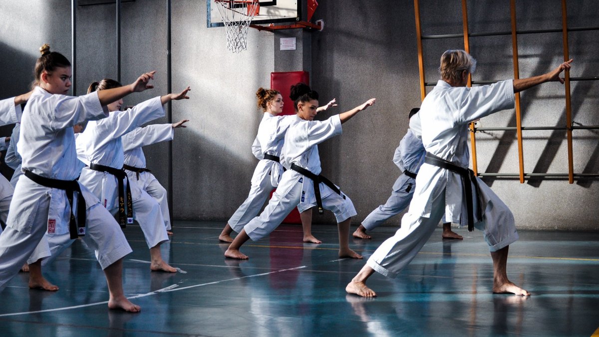 Каратист на черном фоне