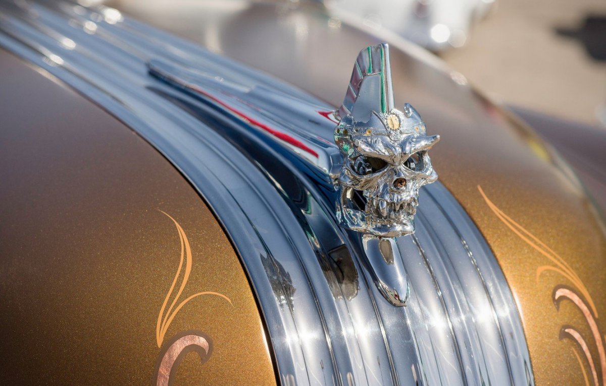 Феррари логотип на машине