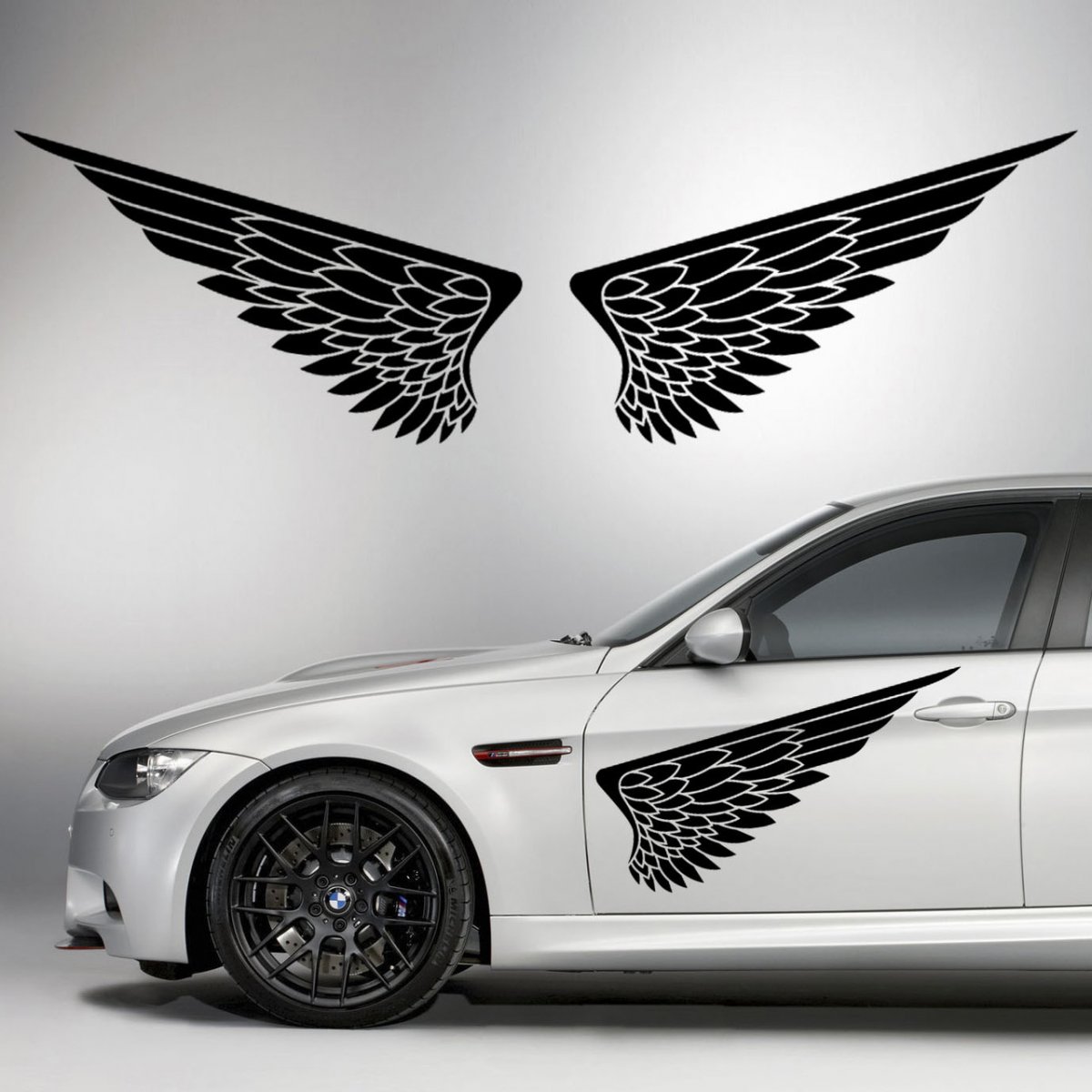 Значки Bentley и Астон Мартин