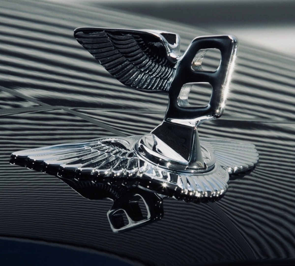 Бентли знак на машине