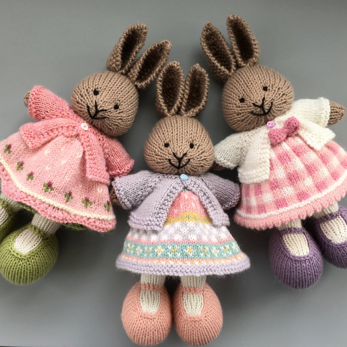 Вязаные зайцы в одежде