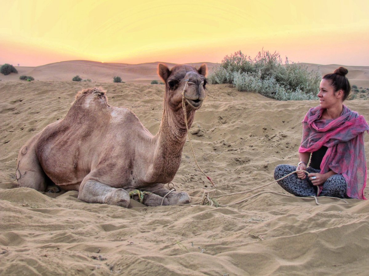 Человек с верблюдом в пустыне