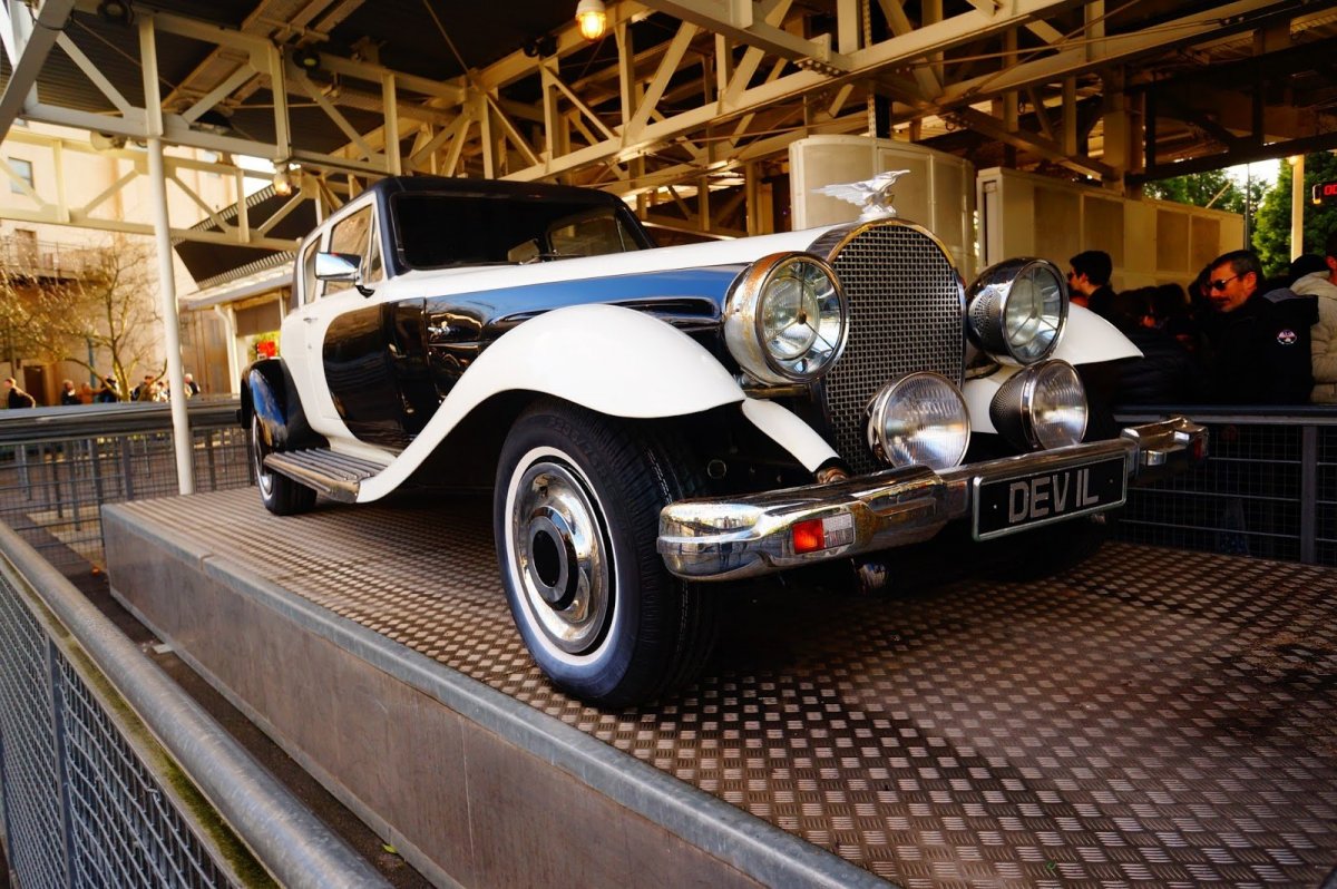 Cadillac Deville Круэлла