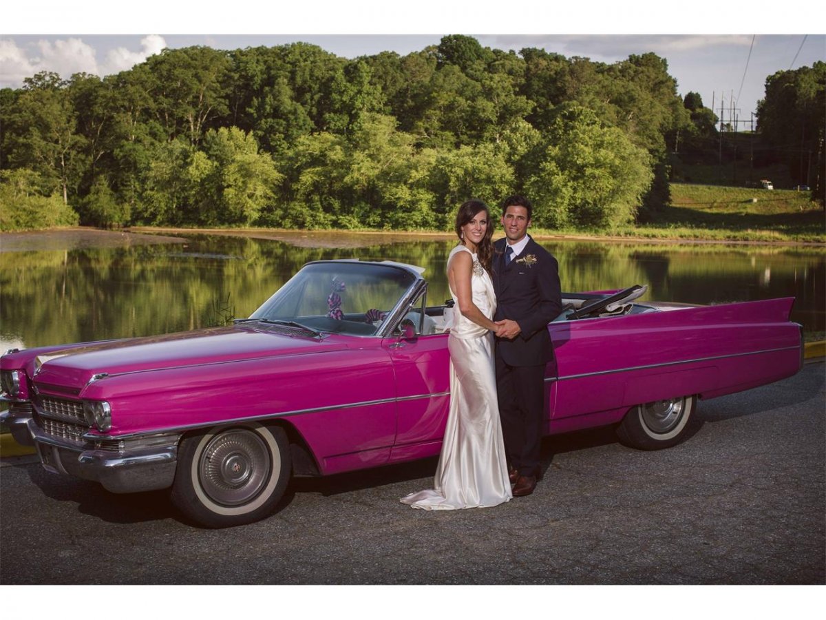 Кадиллак Девиль на фоне романтичного заката